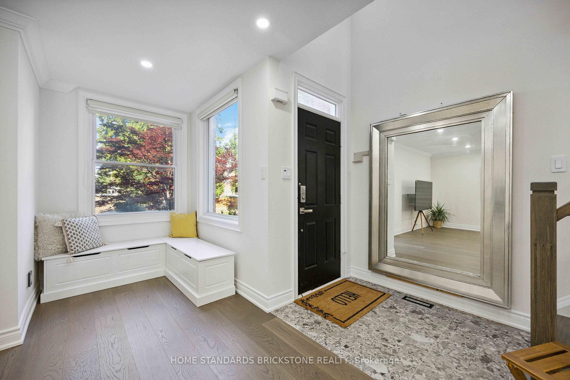 Photo 2 of 135 Brownstone Circle, Vaughan, Crestwood-Springfarm-Yorkhill — HOMEH