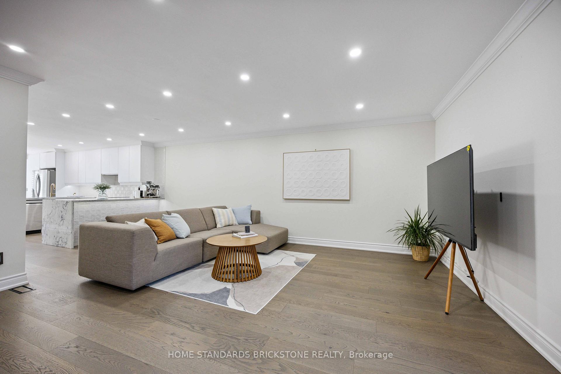 Photo 4 of 135 Brownstone Circle, Vaughan, Crestwood-Springfarm-Yorkhill — HOMEH