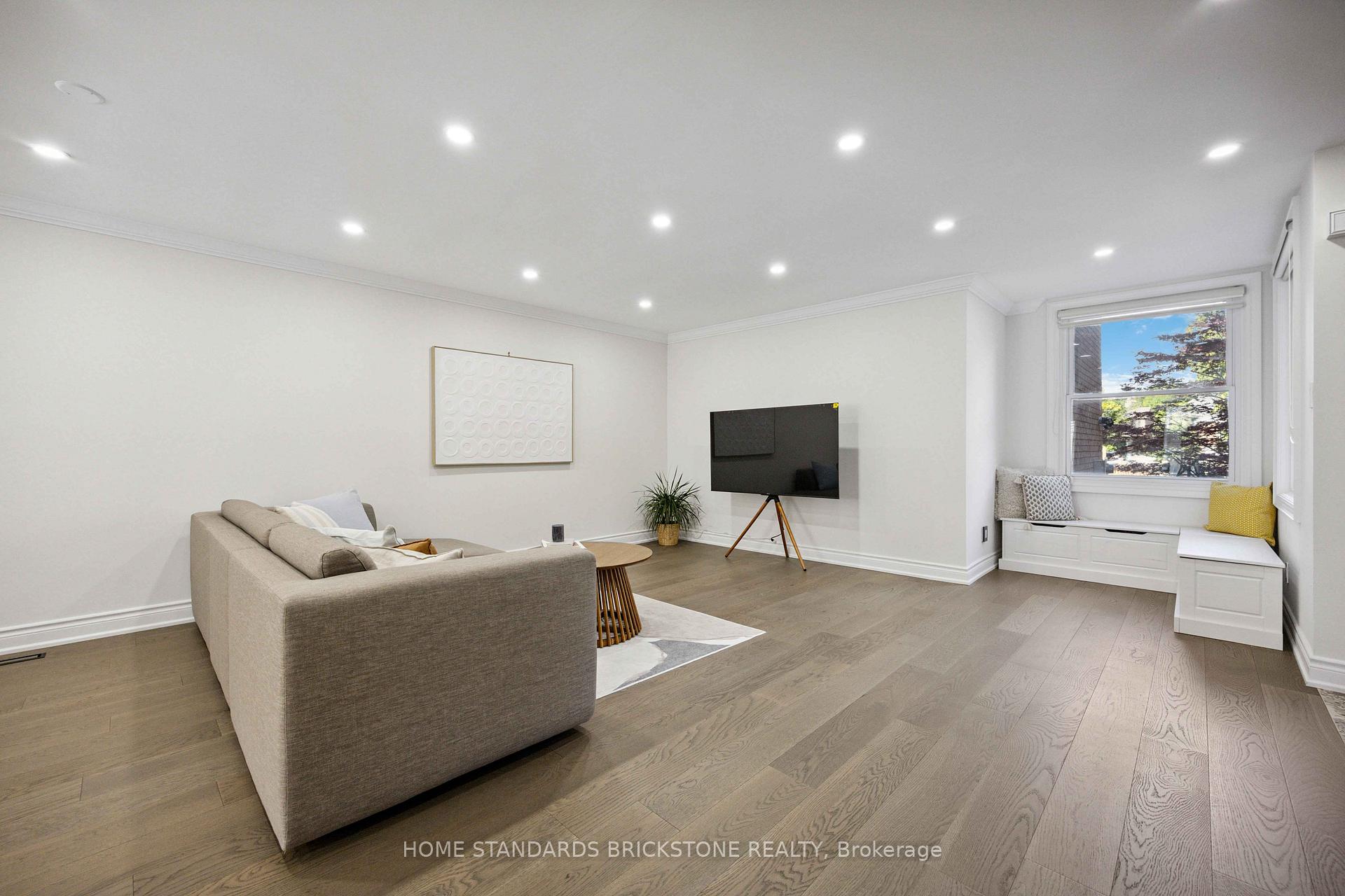 Photo 5 of 135 Brownstone Circle, Vaughan, Crestwood-Springfarm-Yorkhill — HOMEH