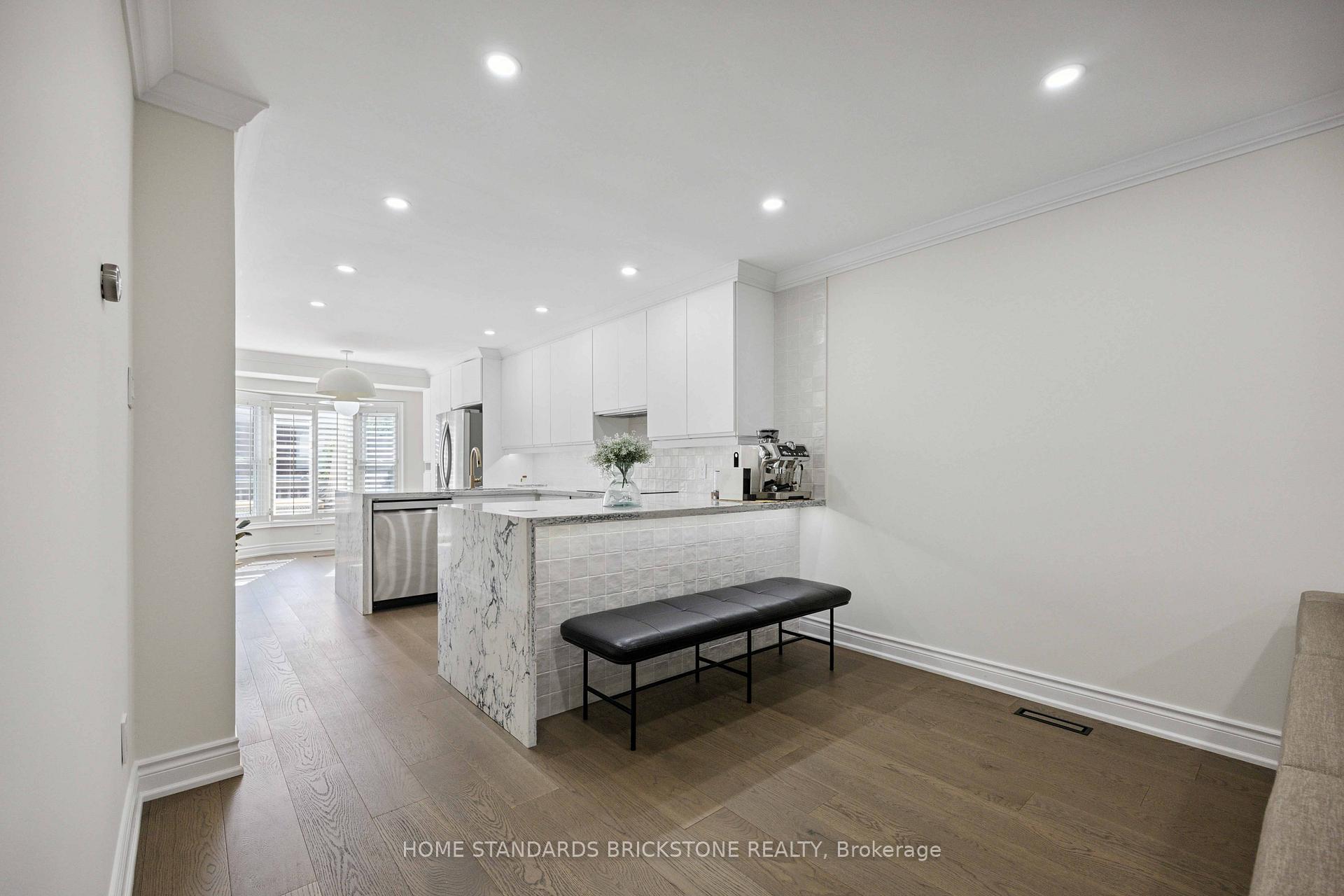 Photo 9 of 135 Brownstone Circle, Vaughan, Crestwood-Springfarm-Yorkhill — HOMEH