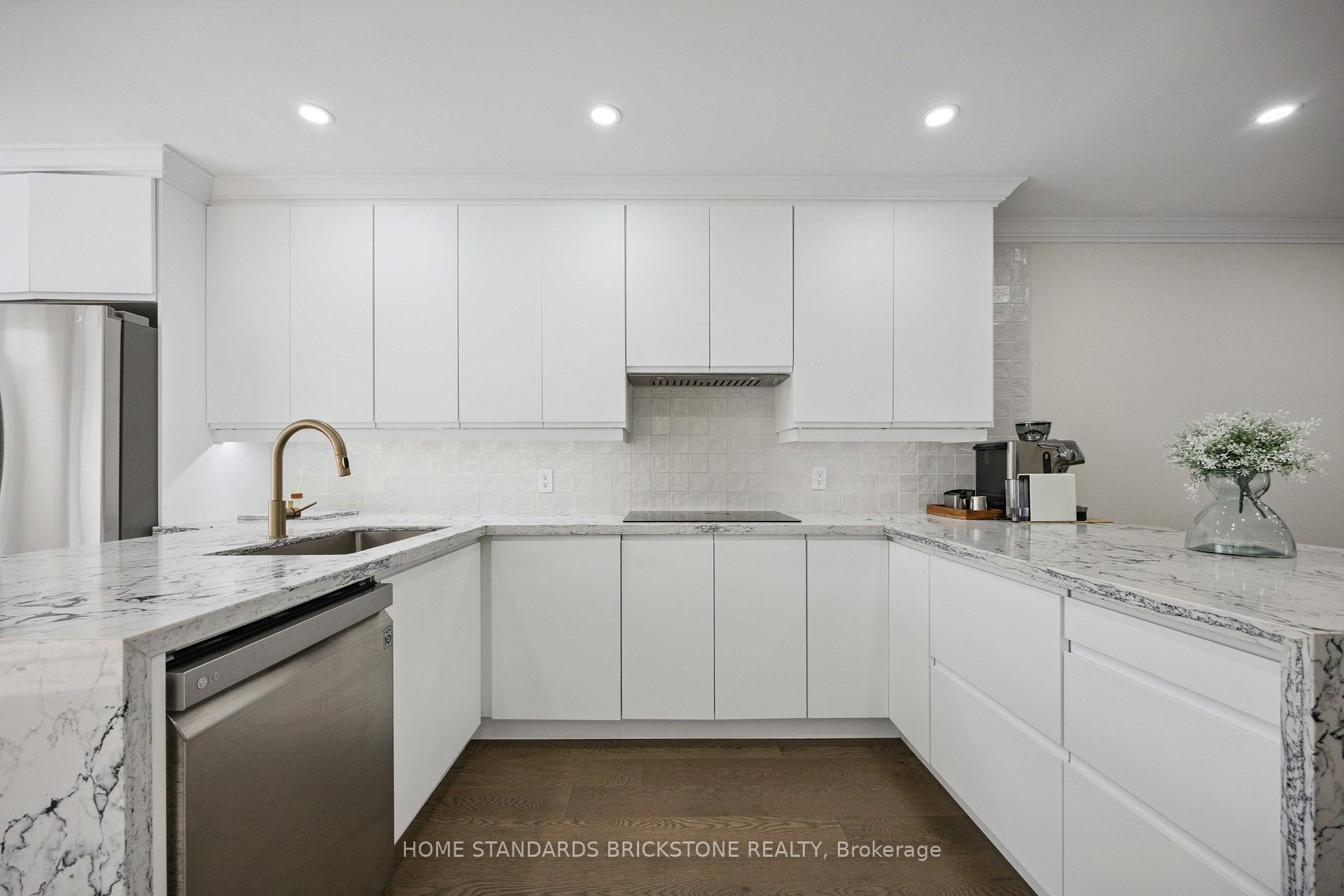 Photo 8 of 135 Brownstone Circle, Vaughan, Crestwood-Springfarm-Yorkhill — HOMEH