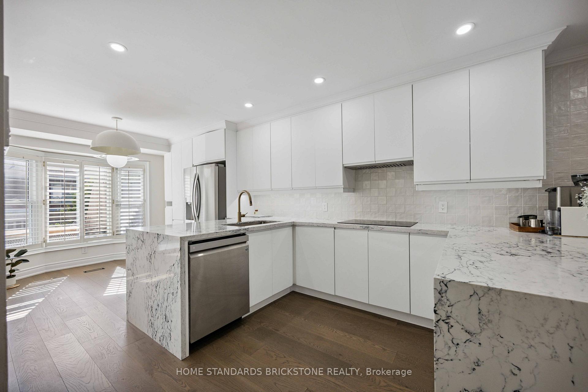 Photo 10 of 135 Brownstone Circle, Vaughan, Crestwood-Springfarm-Yorkhill — HOMEH