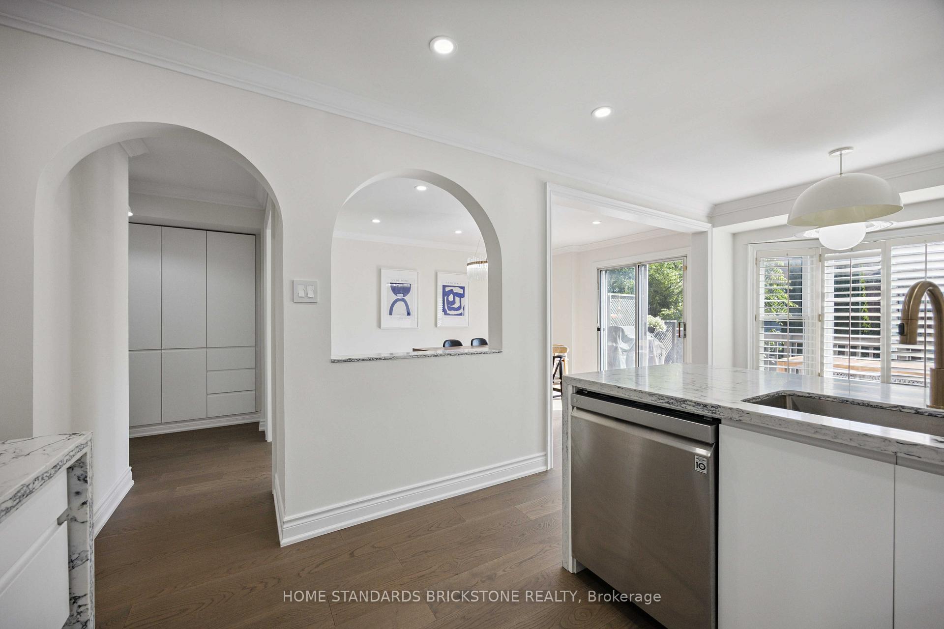 Photo 6 of 135 Brownstone Circle, Vaughan, Crestwood-Springfarm-Yorkhill — HOMEH