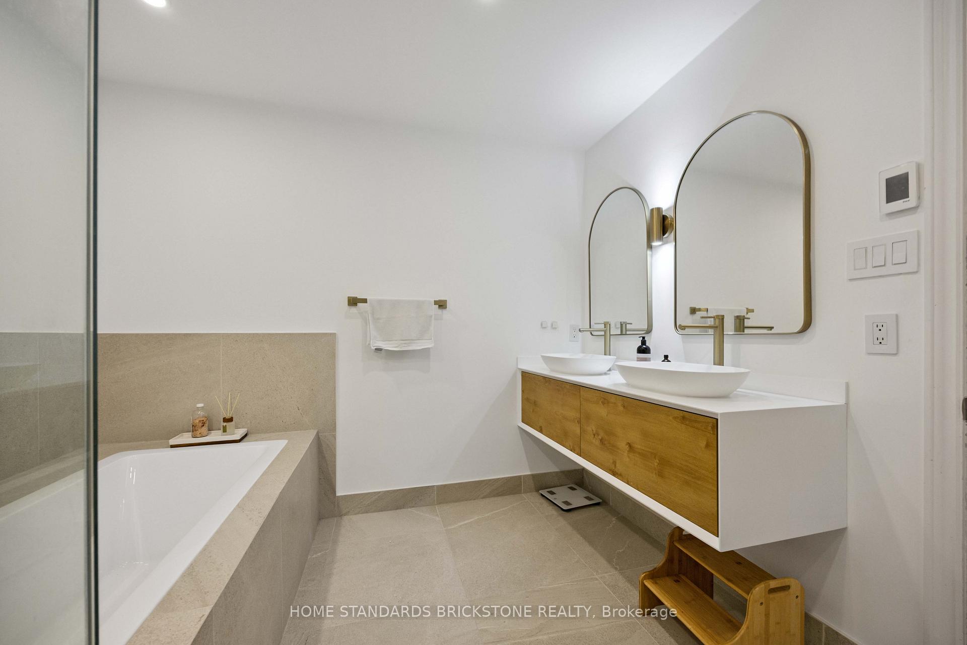 Photo 27 of 135 Brownstone Circle, Vaughan, Crestwood-Springfarm-Yorkhill — HOMEH