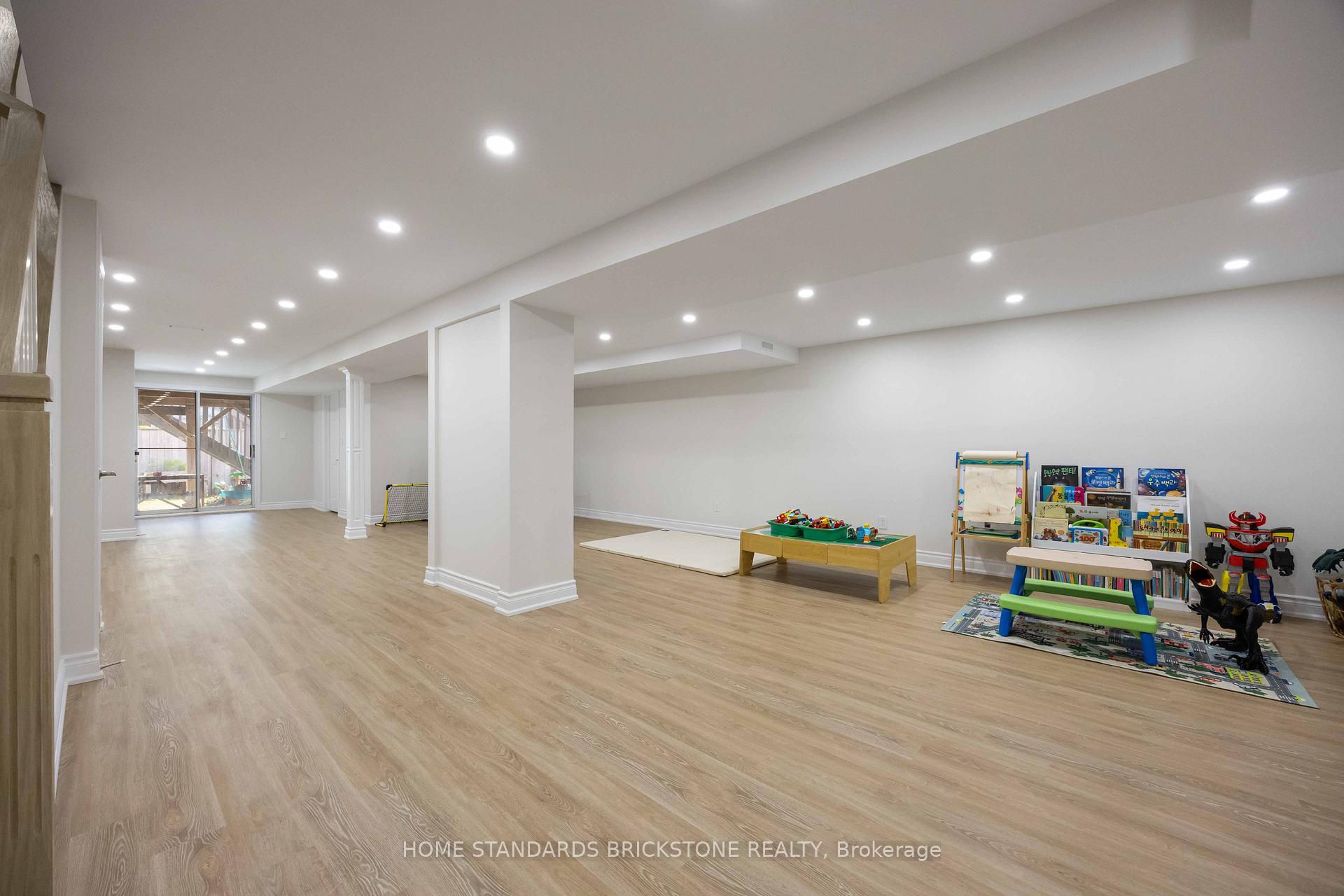Photo 30 of 135 Brownstone Circle, Vaughan, Crestwood-Springfarm-Yorkhill — HOMEH