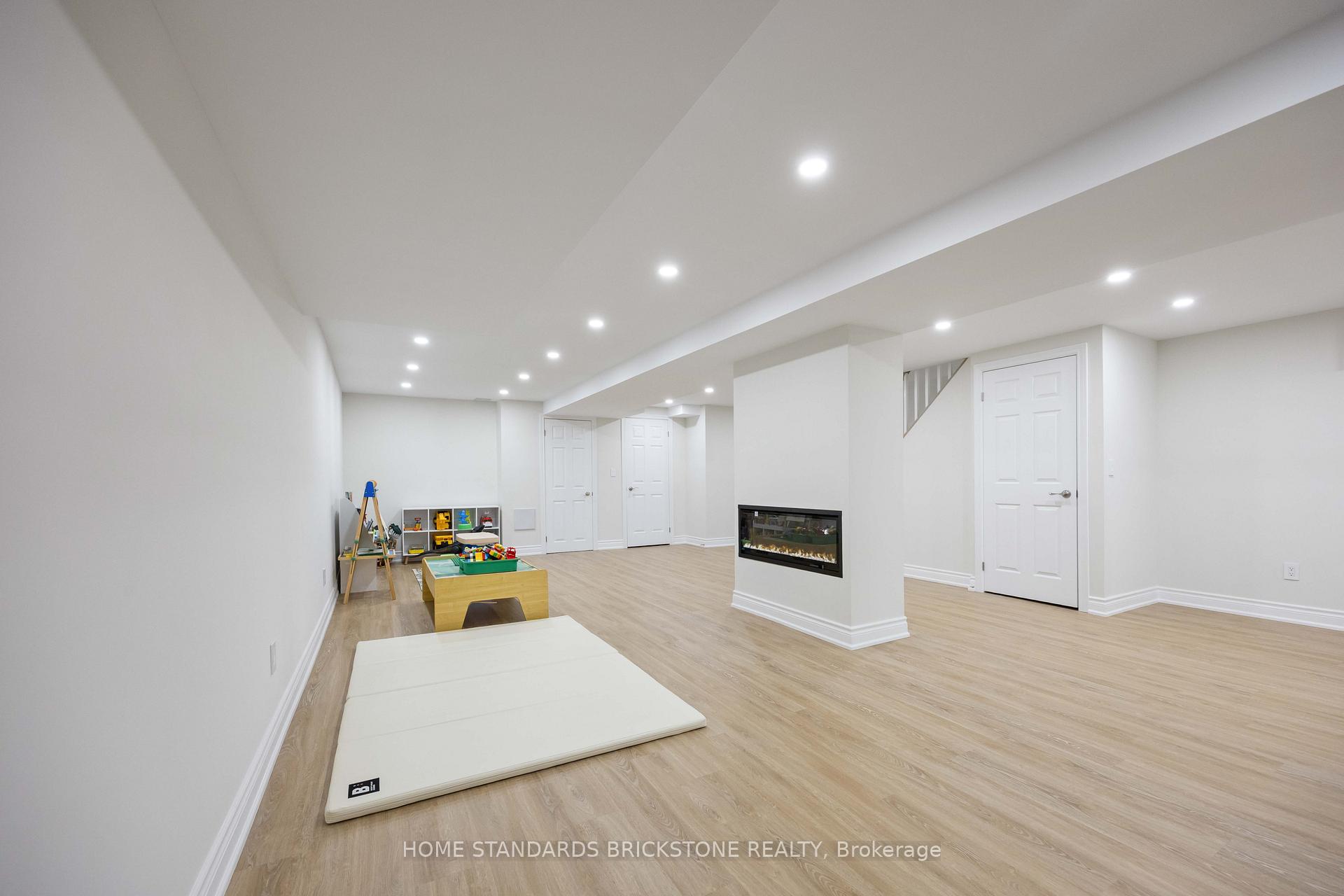 Photo 24 of 135 Brownstone Circle, Vaughan, Crestwood-Springfarm-Yorkhill — HOMEH