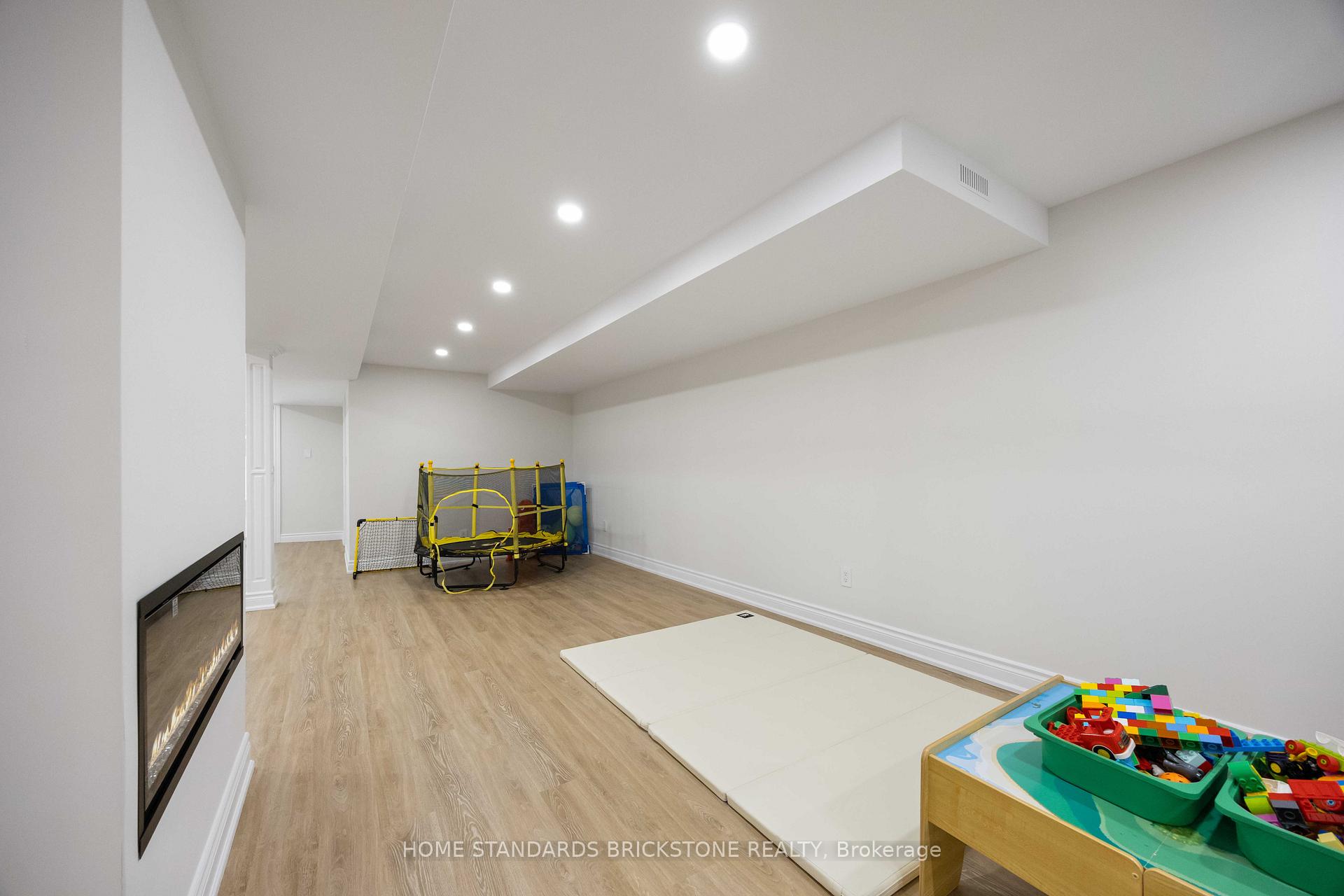 Photo 31 of 135 Brownstone Circle, Vaughan, Crestwood-Springfarm-Yorkhill — HOMEH