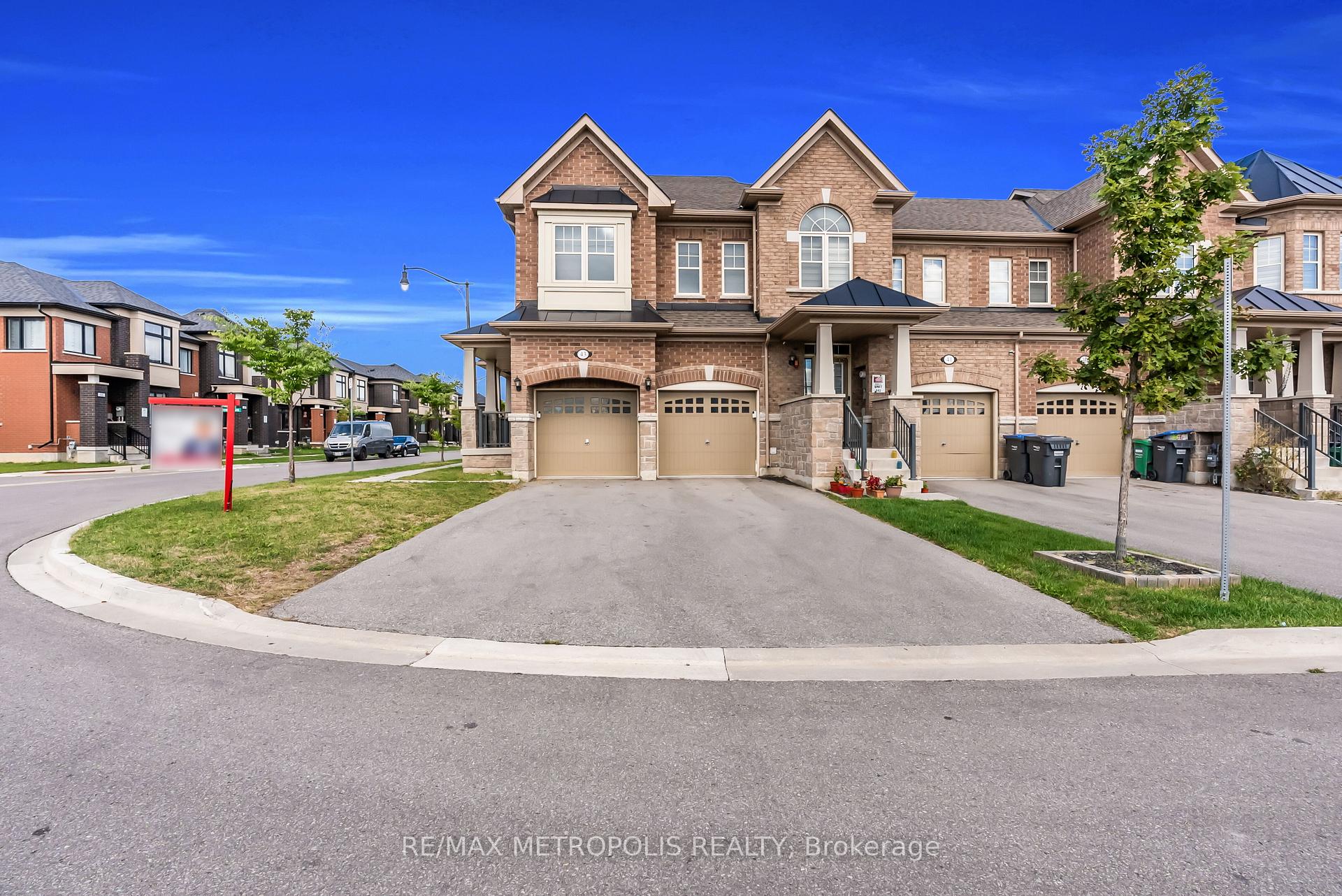 Photo 2 of 43 Pearman Crescent, Brampton, Northwest Brampton — HOMEH