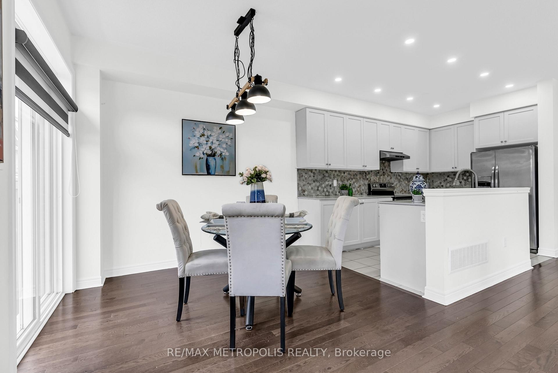 Photo 4 of 43 Pearman Crescent, Brampton, Northwest Brampton — HOMEH