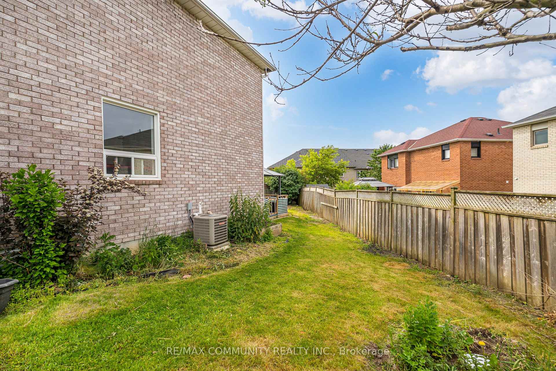 Photo 4 of 3 Tawn Crescent, Ajax, Central — HOMEH