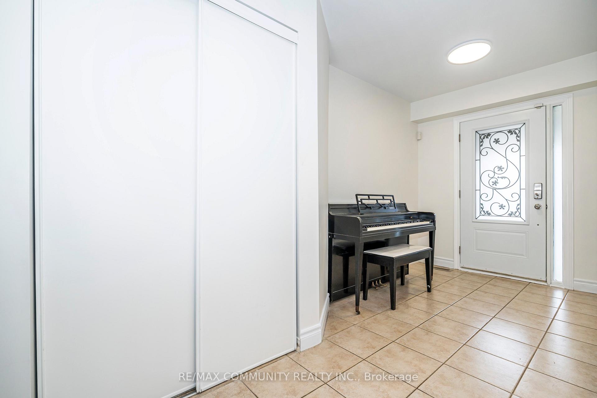 Photo 5 of 3 Tawn Crescent, Ajax, Central — HOMEH