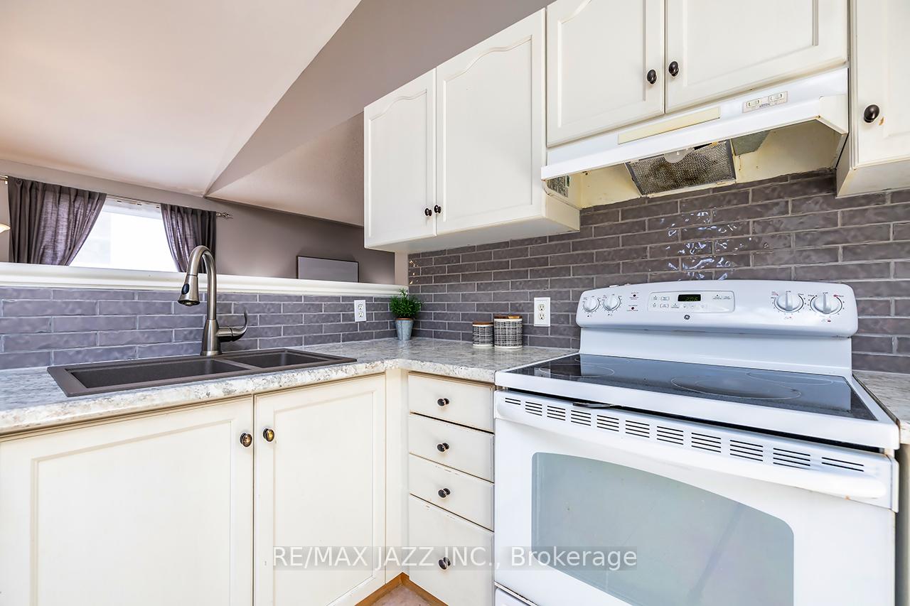 Photo 21 of 15 Daiseyfield Avenue, Clarington, Courtice — HOMEH