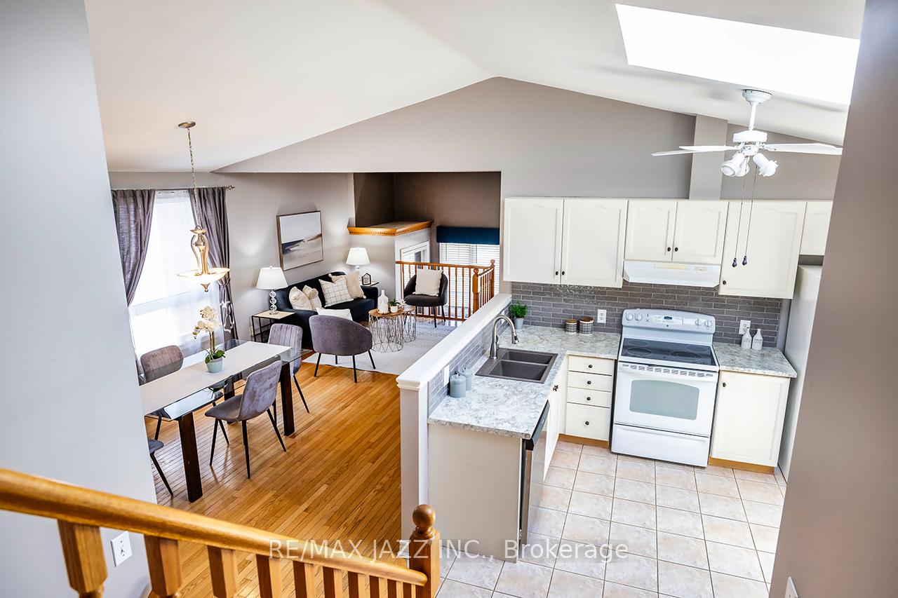 Photo 4 of 15 Daiseyfield Avenue, Clarington, Courtice — HOMEH