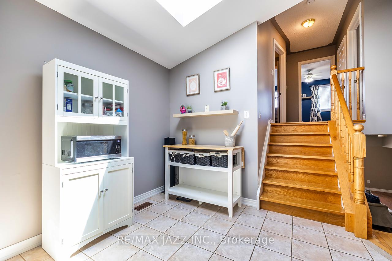 Photo 3 of 15 Daiseyfield Avenue, Clarington, Courtice — HOMEH