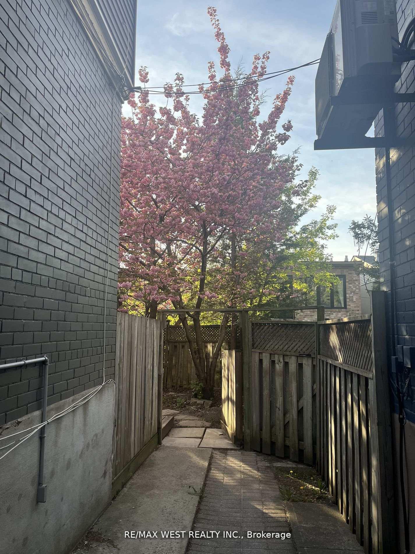 Photo 37 of 420 Kingston Road, Toronto, The Beaches — HOMEH