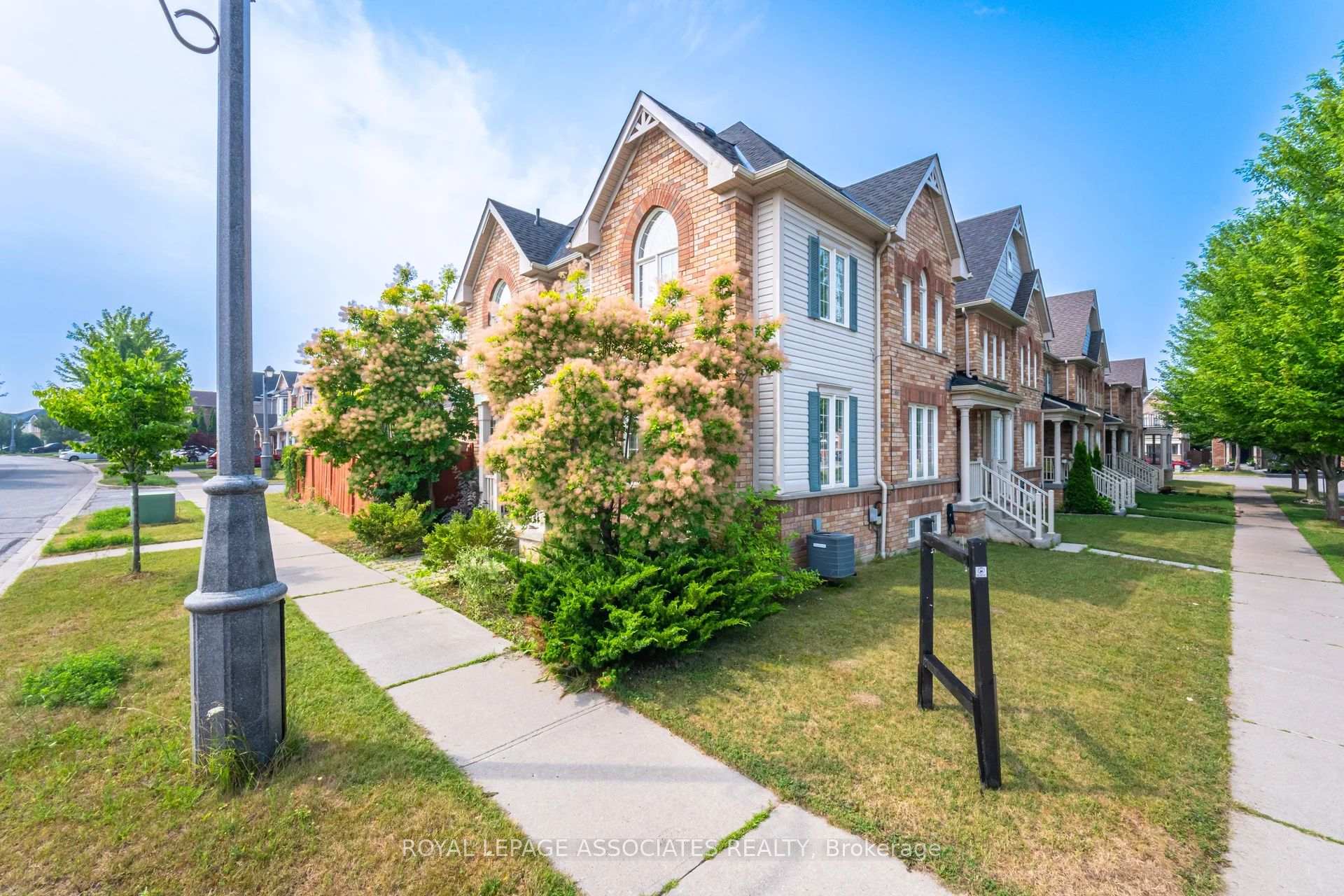 Photo 3 of 2 Howlett Crescent, Ajax, Northeast Ajax — HOMEH