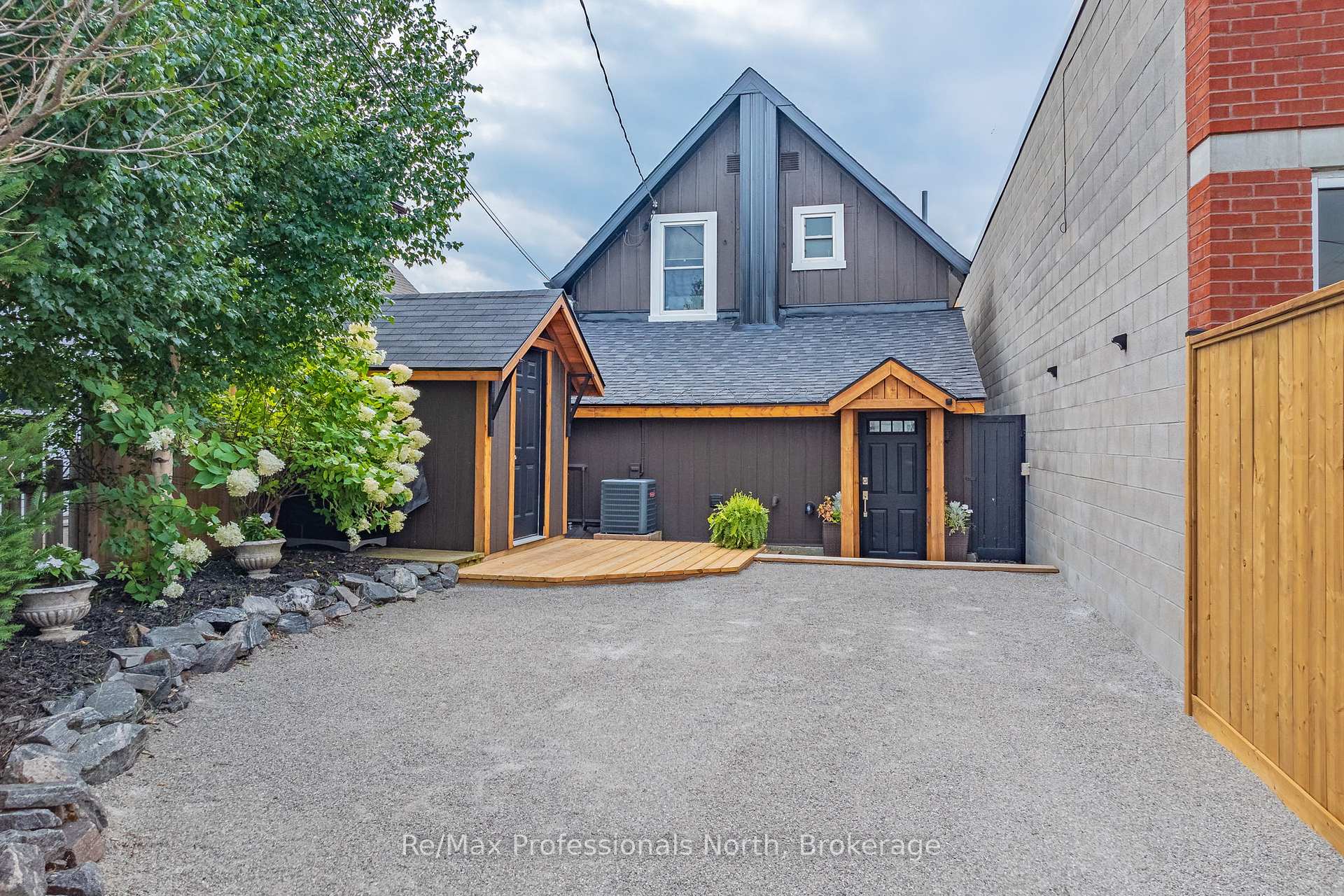 Front of 170 Muskoka Road N