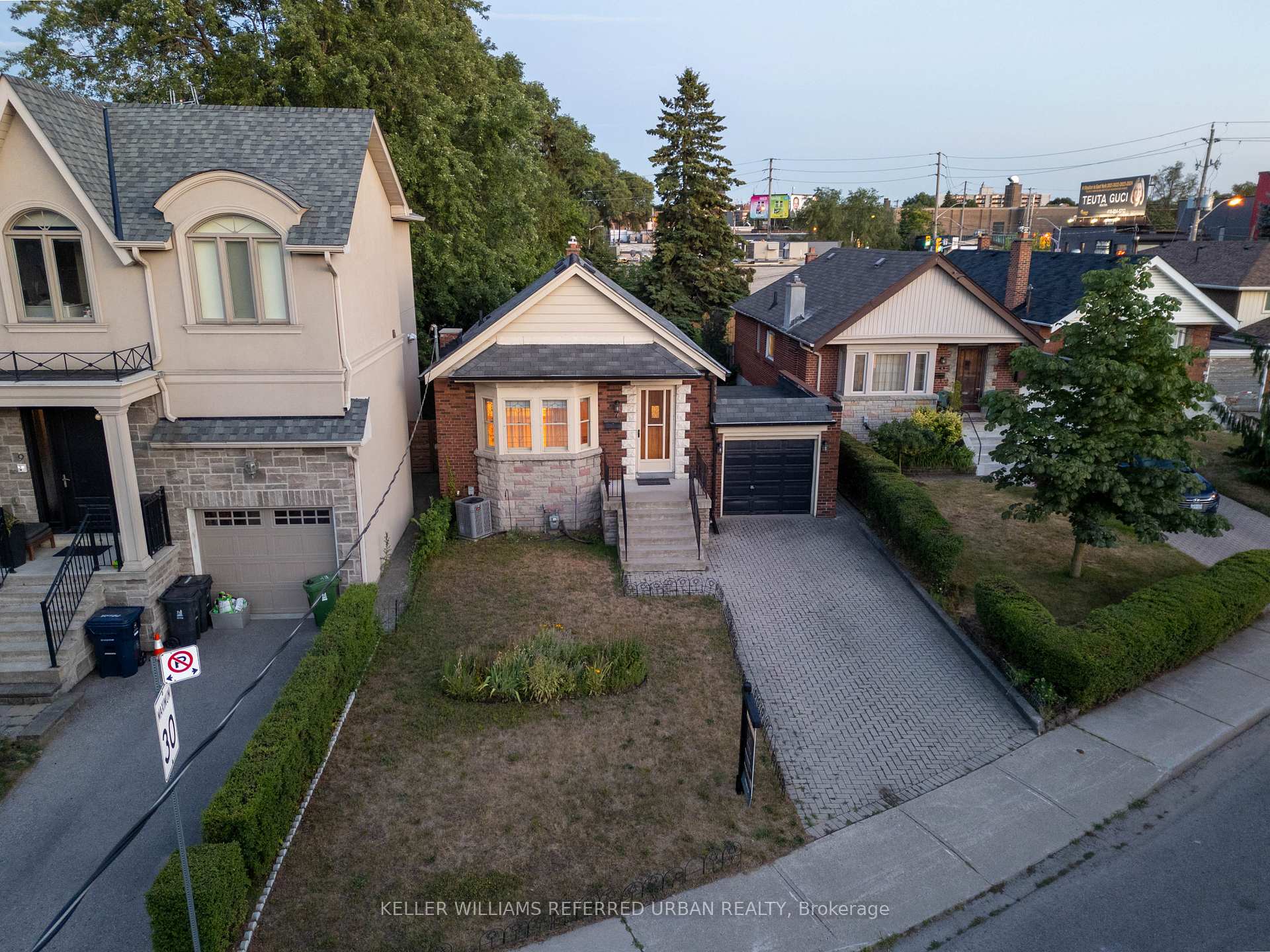 Photo 2 of 7 Davies Crescent, Toronto, East York — HOMEH