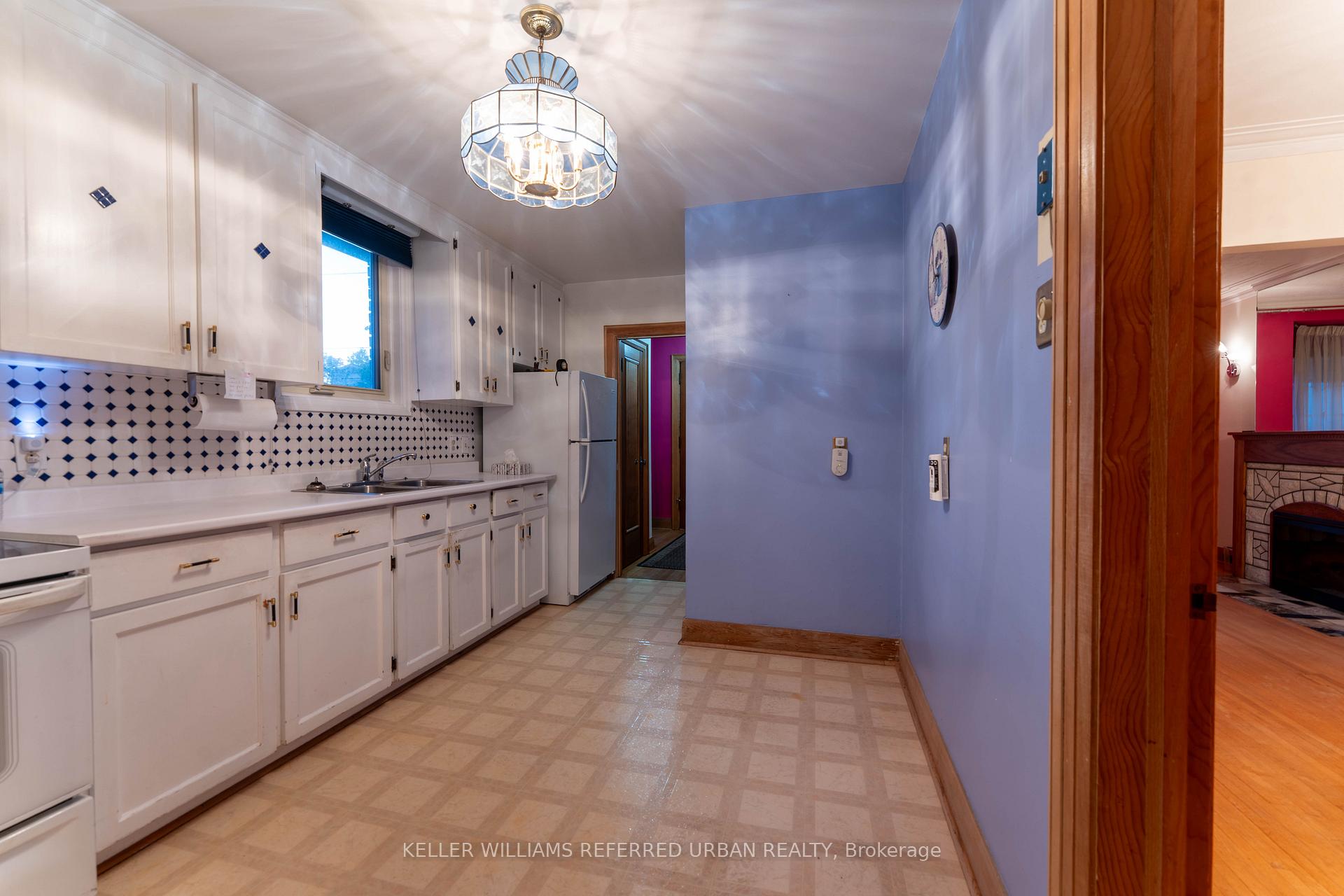 Photo 4 of 7 Davies Crescent, Toronto, East York — HOMEH