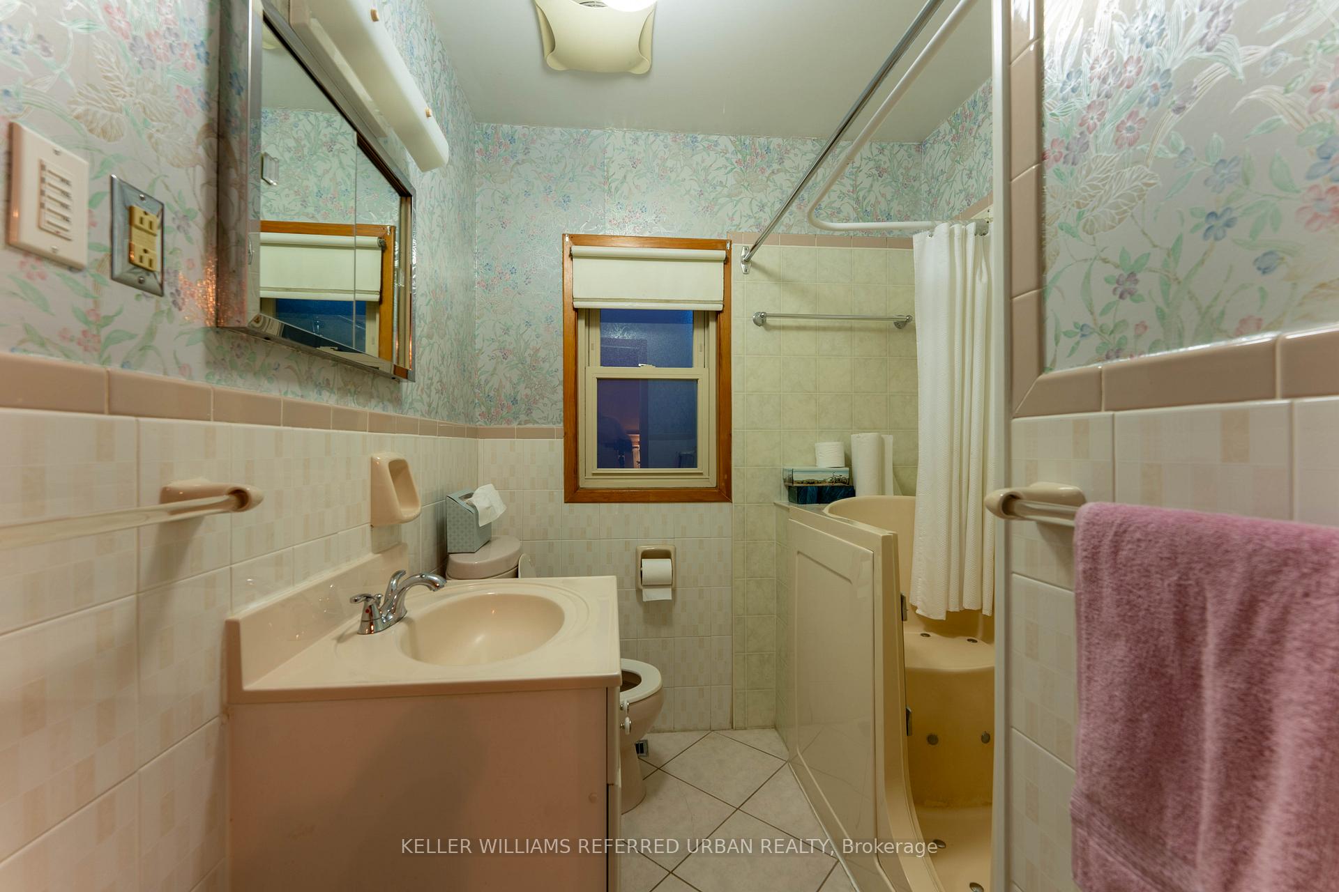 Photo 8 of 7 Davies Crescent, Toronto, East York — HOMEH