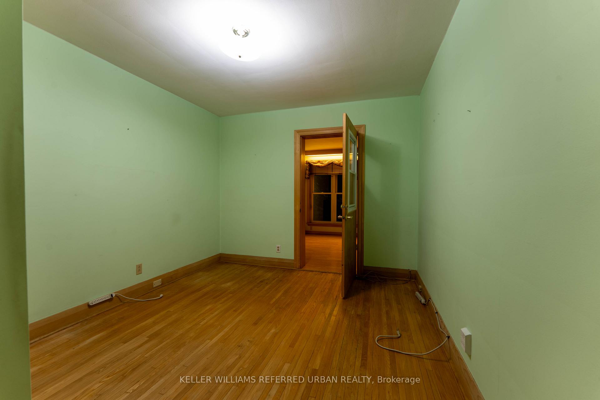 Photo 10 of 7 Davies Crescent, Toronto, East York — HOMEH