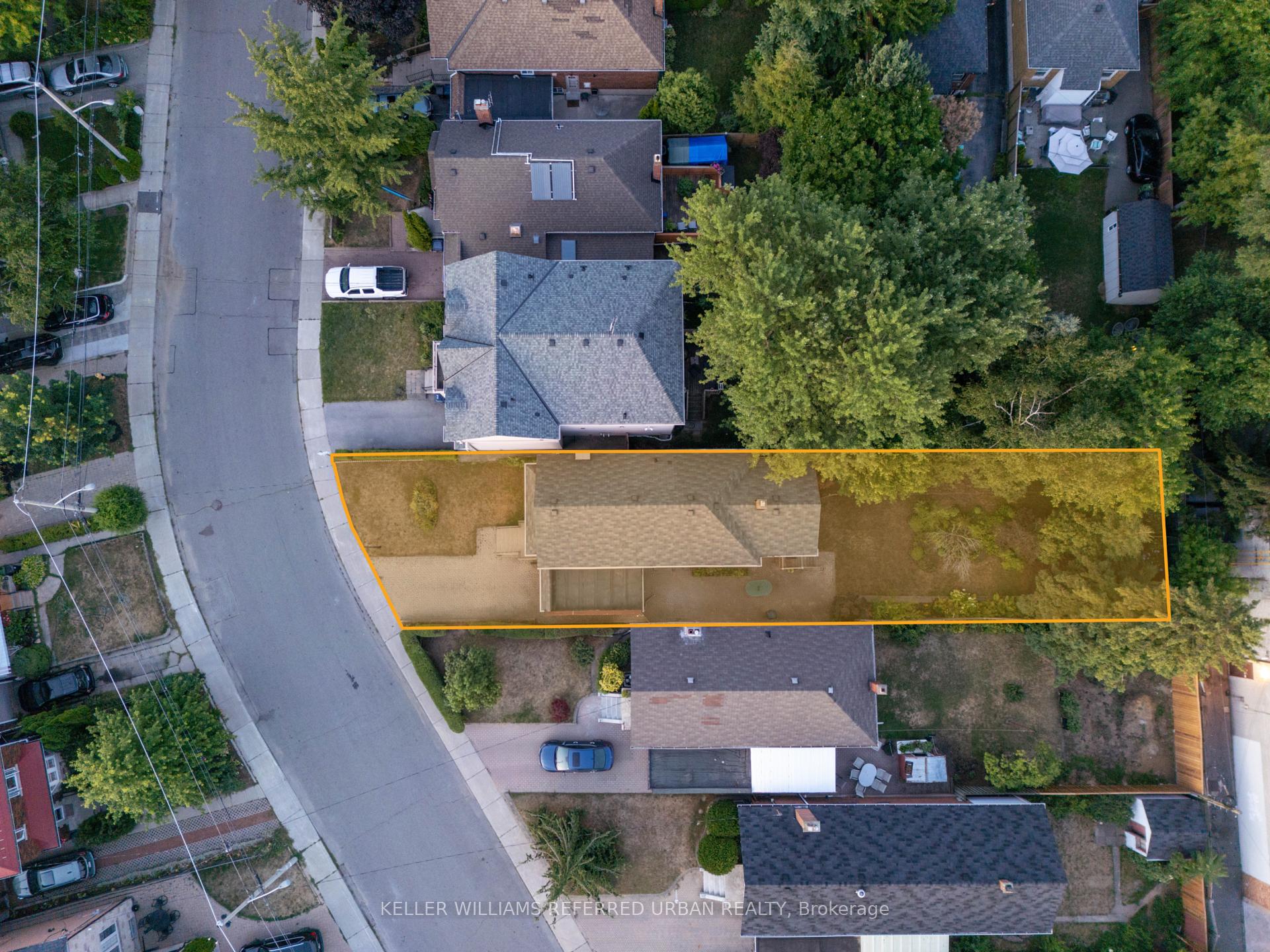 Photo 11 of 7 Davies Crescent, Toronto, East York — HOMEH