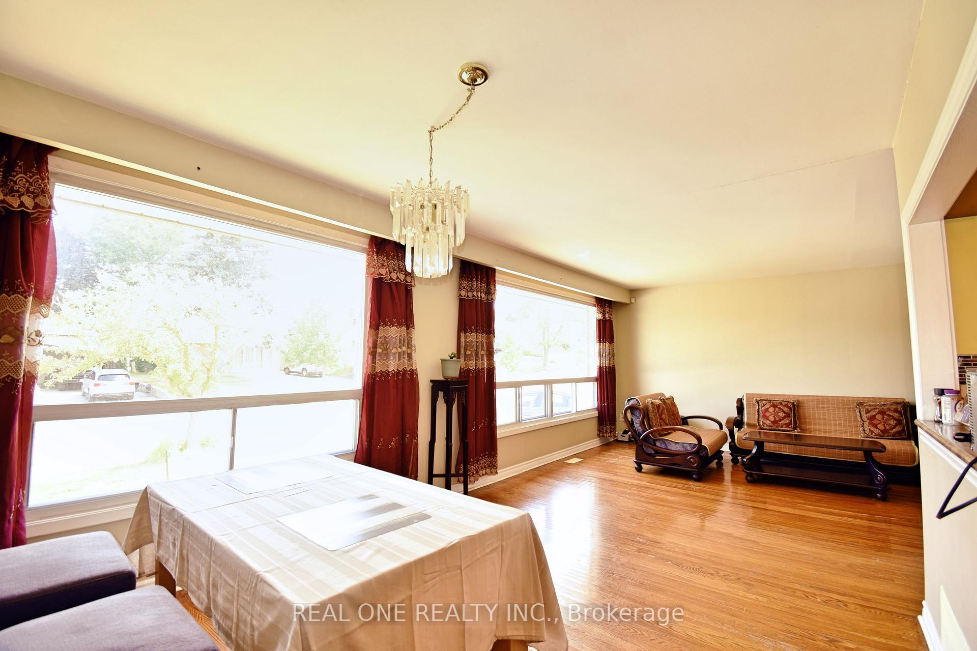 Photo 2 of 52 Greendowns Drive, Scarborough, Scarborough Village — HOMEH