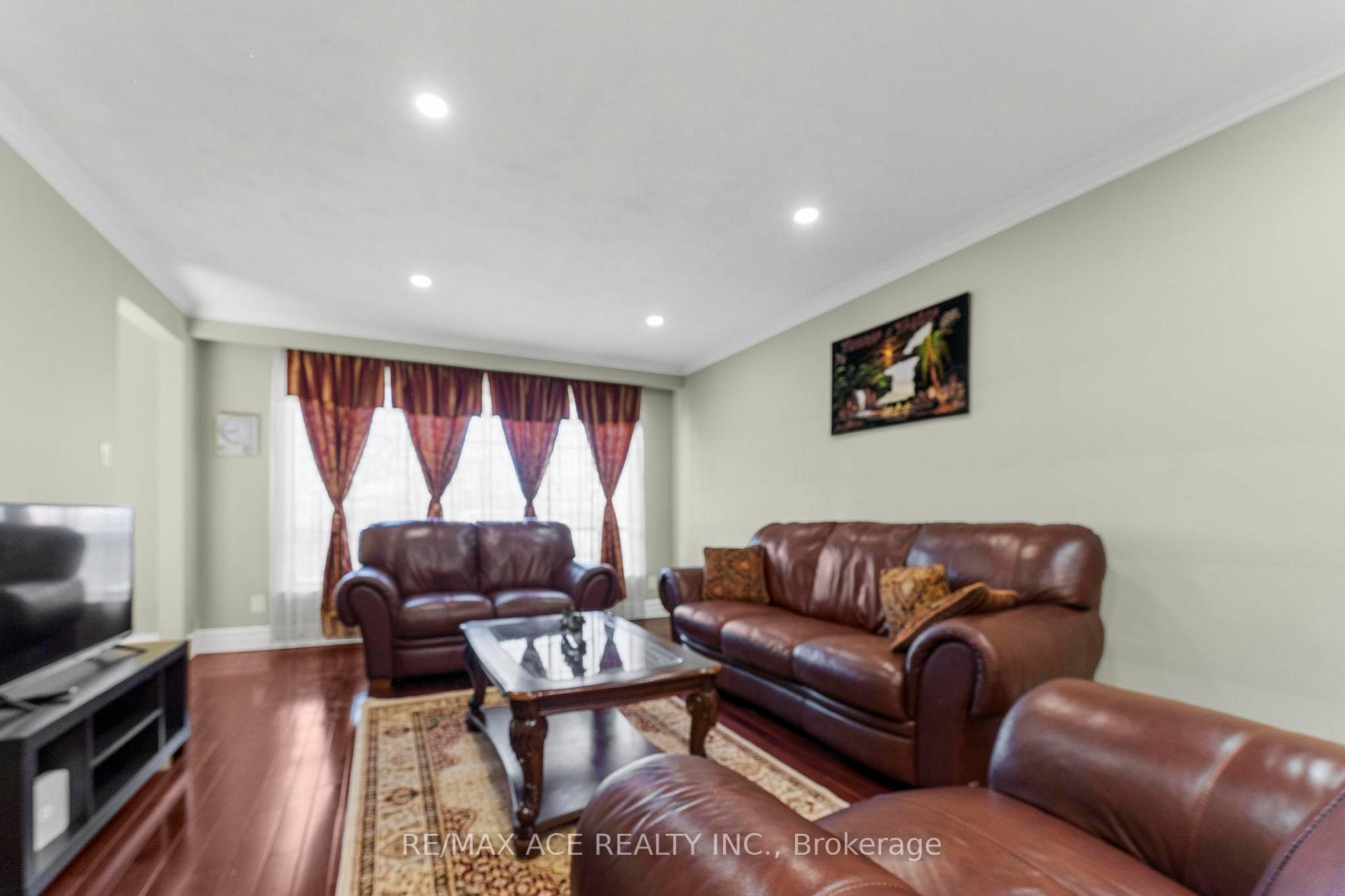 Photo 9 of 23 Macduff Crescent, Scarborough, Cliffcrest — HOMEH