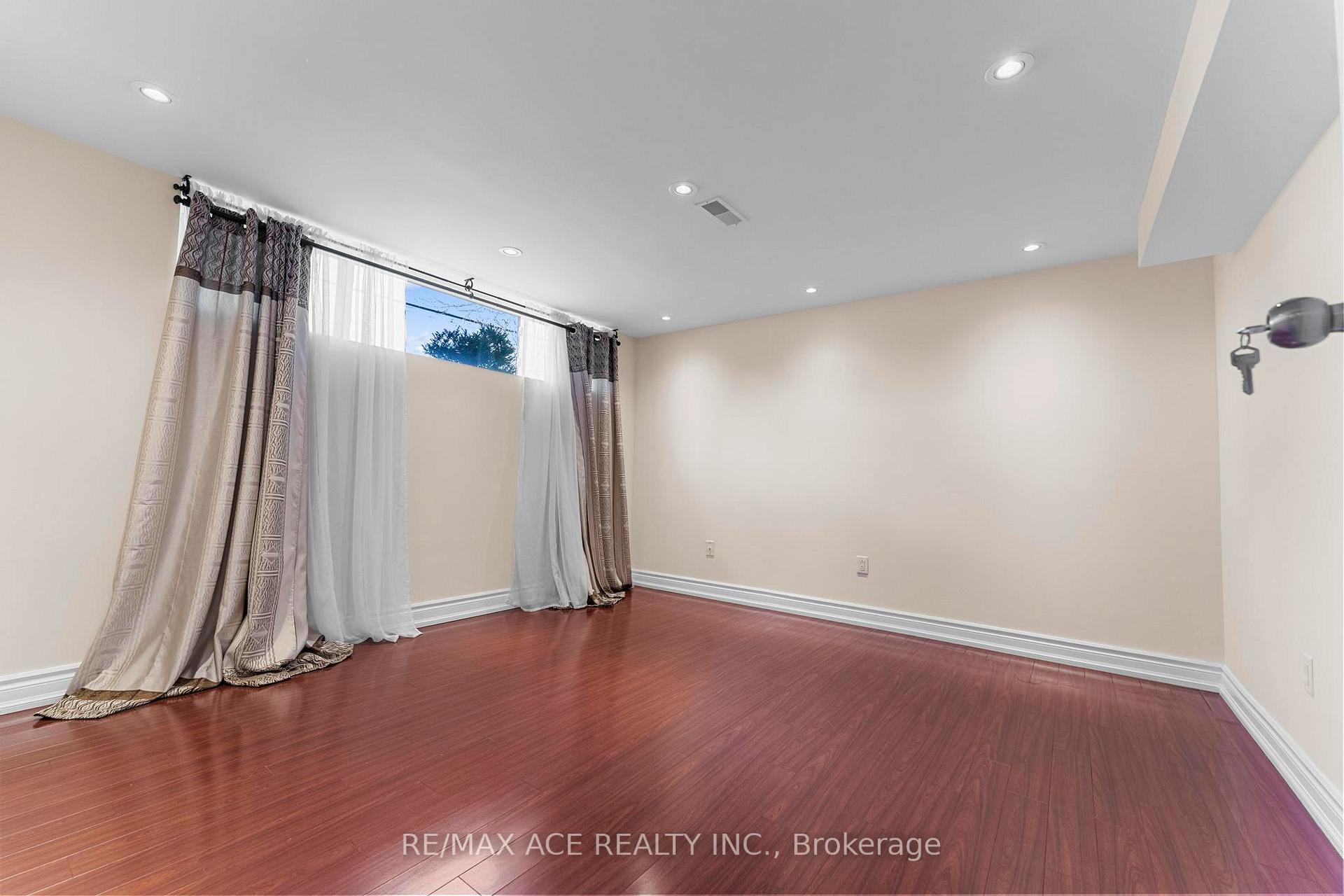 Photo 19 of 23 Macduff Crescent, Scarborough, Cliffcrest — HOMEH