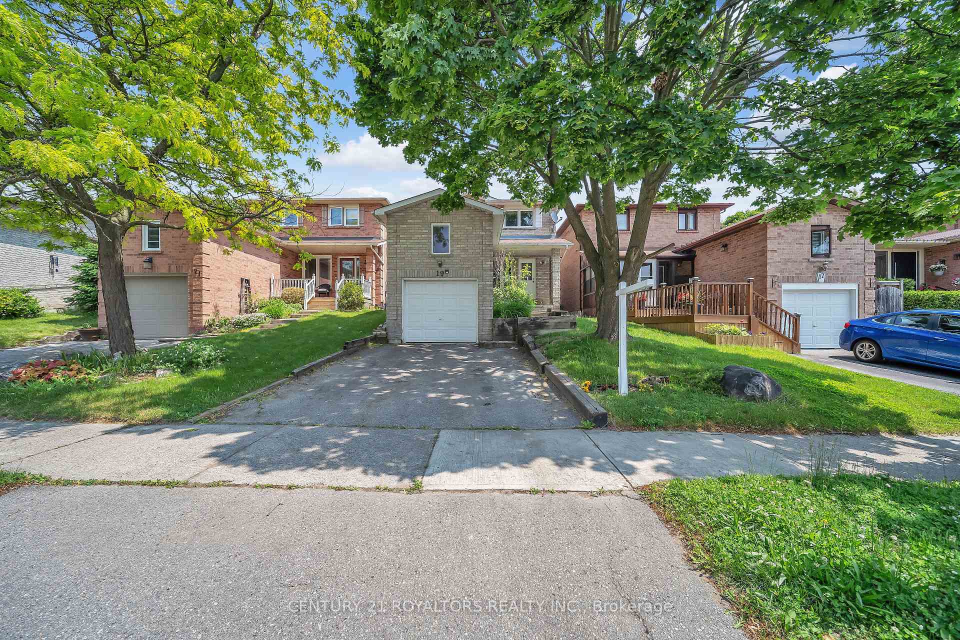 Photo 4 of 19 Palmer Drive, Ajax, Central — HOMEH