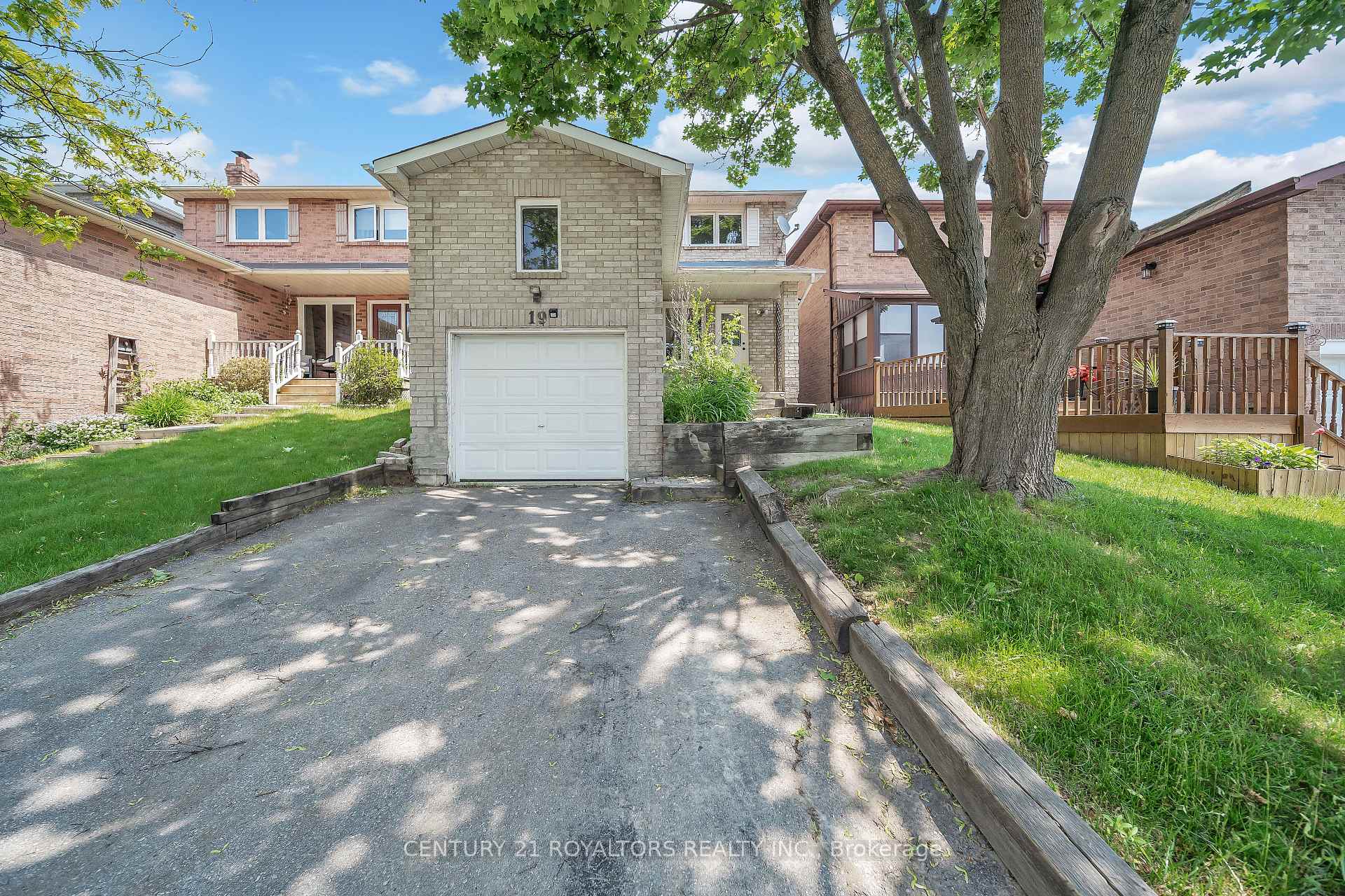 Photo 5 of 19 Palmer Drive, Ajax, Central — HOMEH