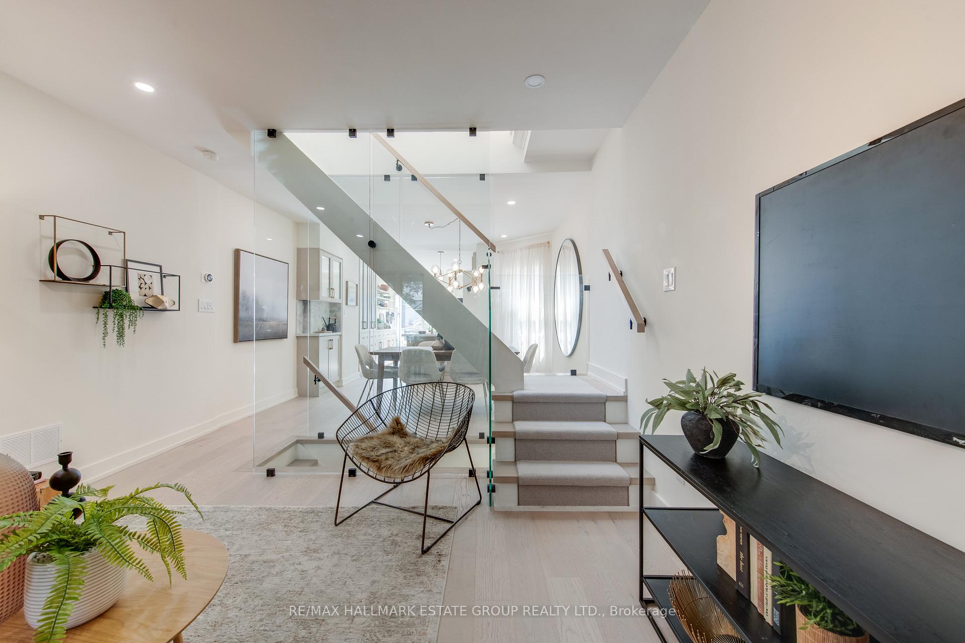 Photo 9 of 24 Pickering Street, Toronto, East End-Danforth — HOMEH
