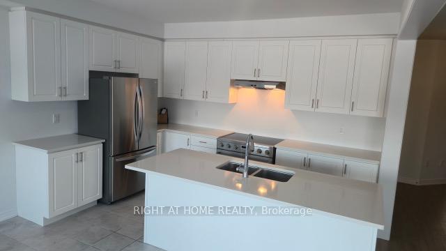 Photo 5 of 154 Thicketwood Avenue, Barrie, Rural Barrie Southeast — HOMEH