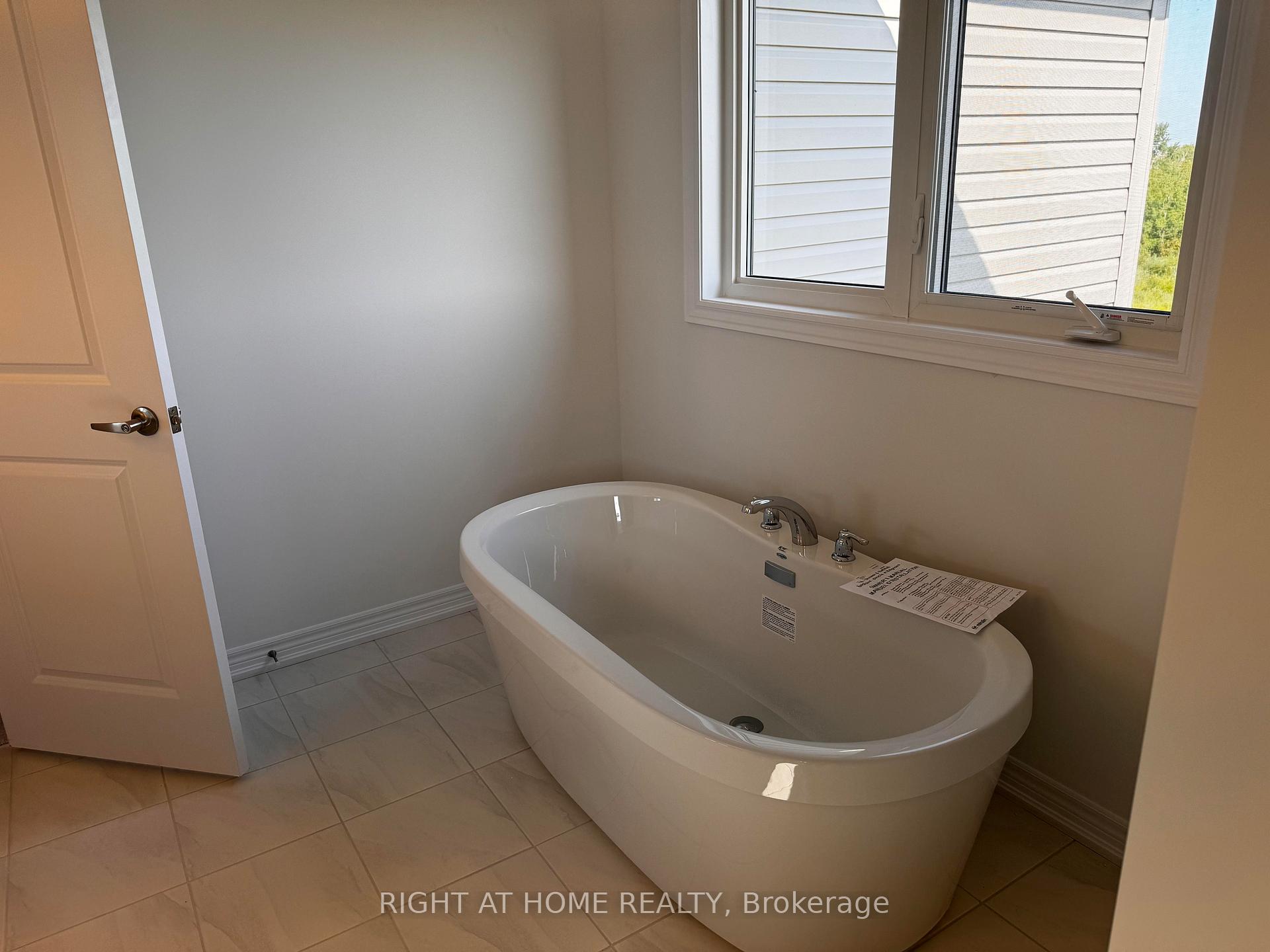 Photo 30 of 154 Thicketwood Avenue, Barrie, Rural Barrie Southeast — HOMEH