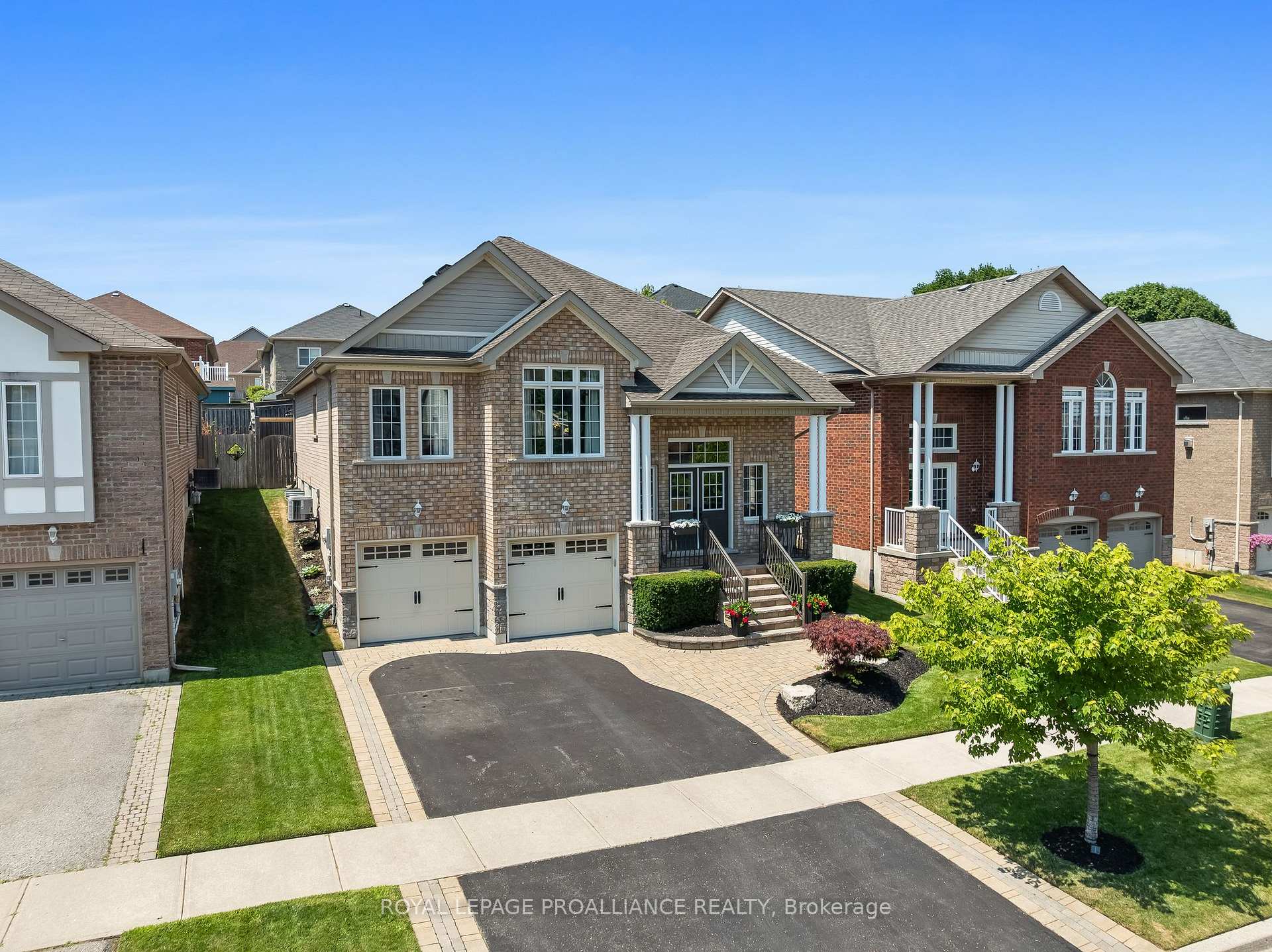 Photo 3 of 194 Fenning Drive, Clarington, Courtice — HOMEH