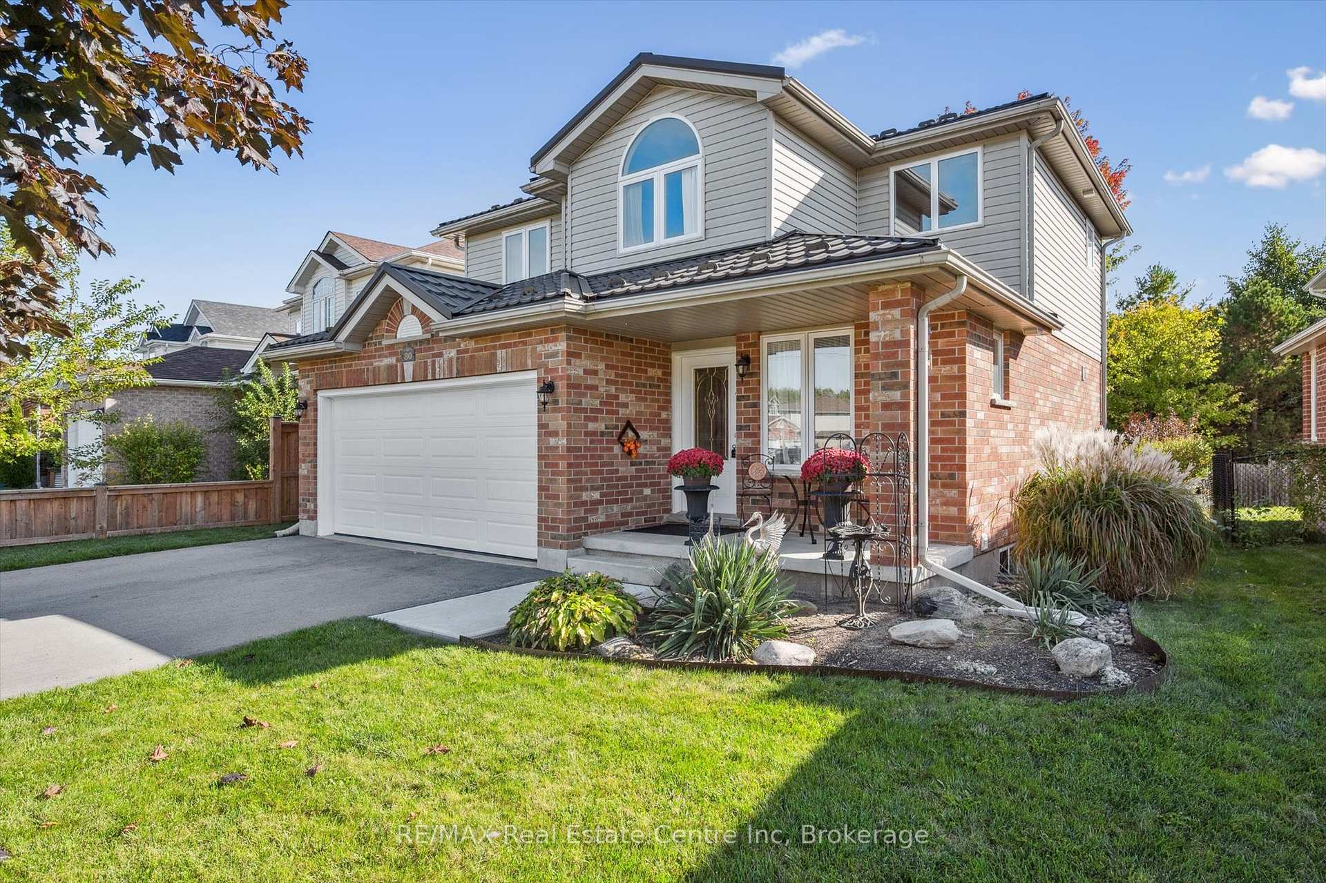 Photo 3 of 80 Clairfields Drive W, Guelph, Clairfields/Hanlon Business Park — HOMEH