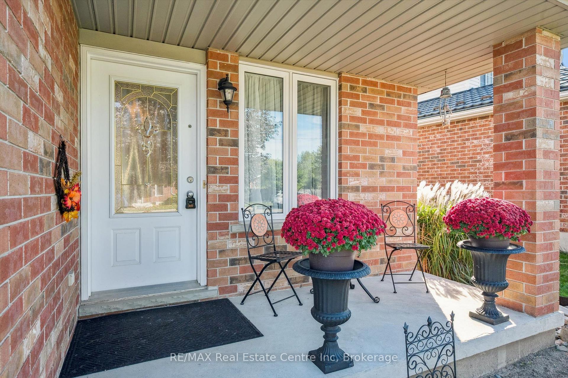 Photo 5 of 80 Clairfields Drive W, Guelph, Clairfields/Hanlon Business Park — HOMEH
