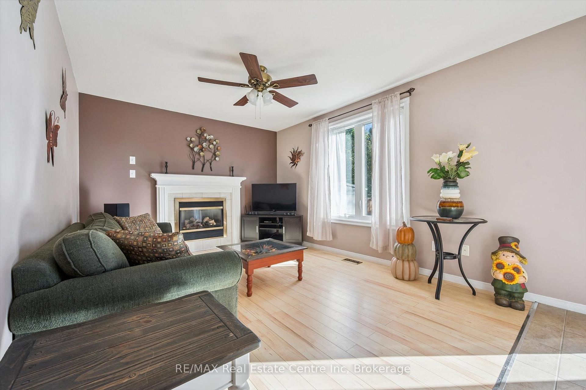 Photo 7 of 80 Clairfields Drive W, Guelph, Clairfields/Hanlon Business Park — HOMEH