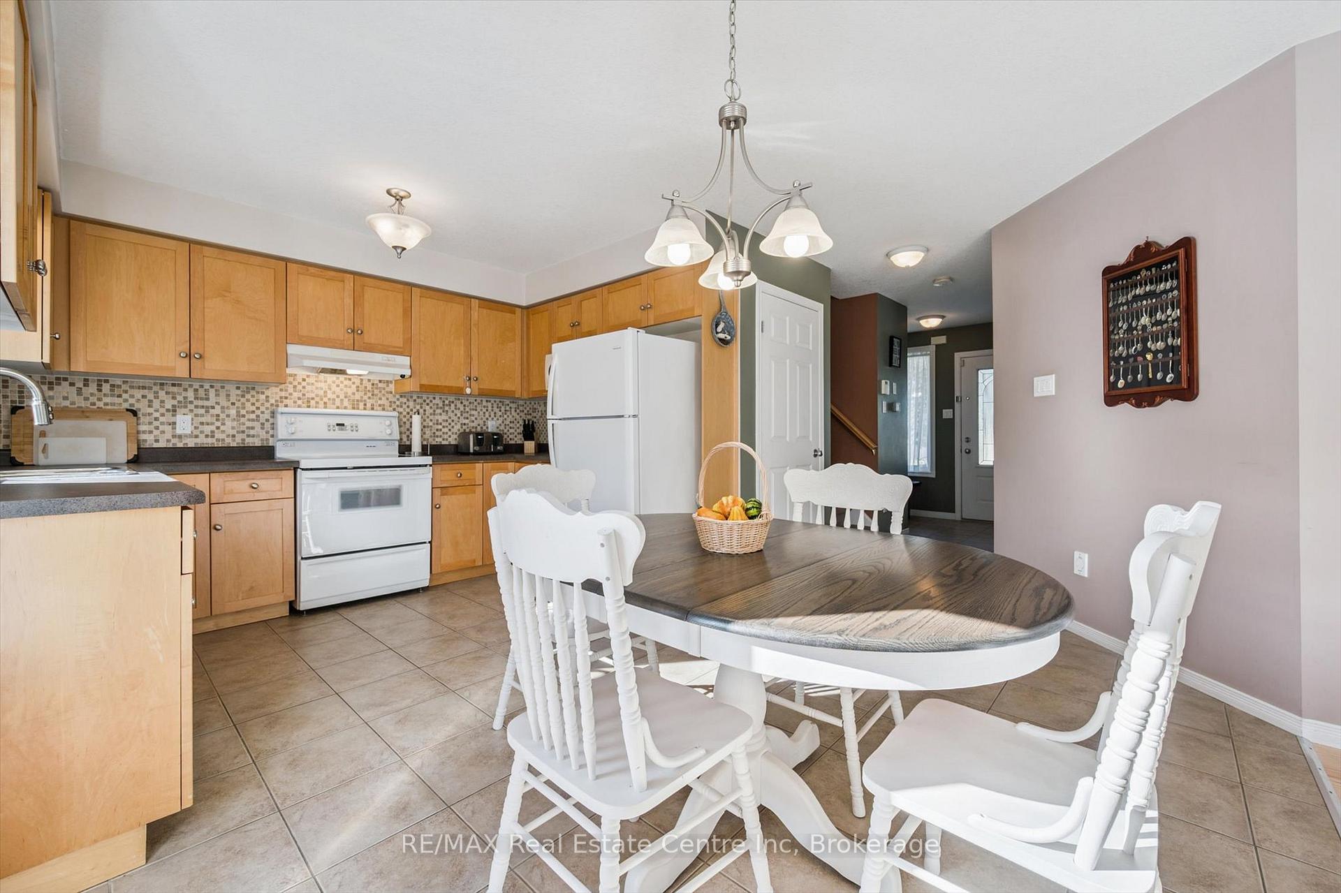 Photo 12 of 80 Clairfields Drive W, Guelph, Clairfields/Hanlon Business Park — HOMEH