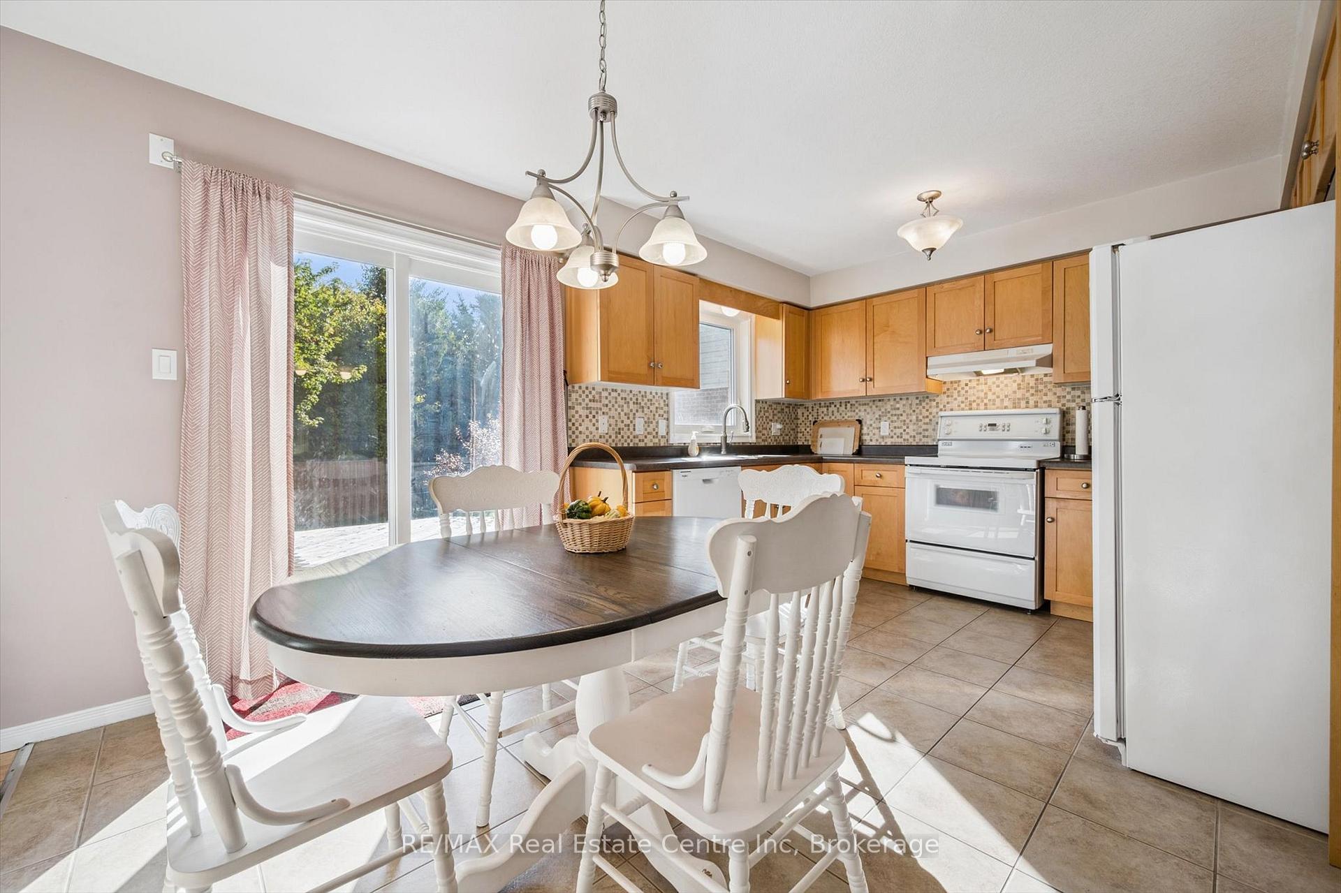 Photo 13 of 80 Clairfields Drive W, Guelph, Clairfields/Hanlon Business Park — HOMEH