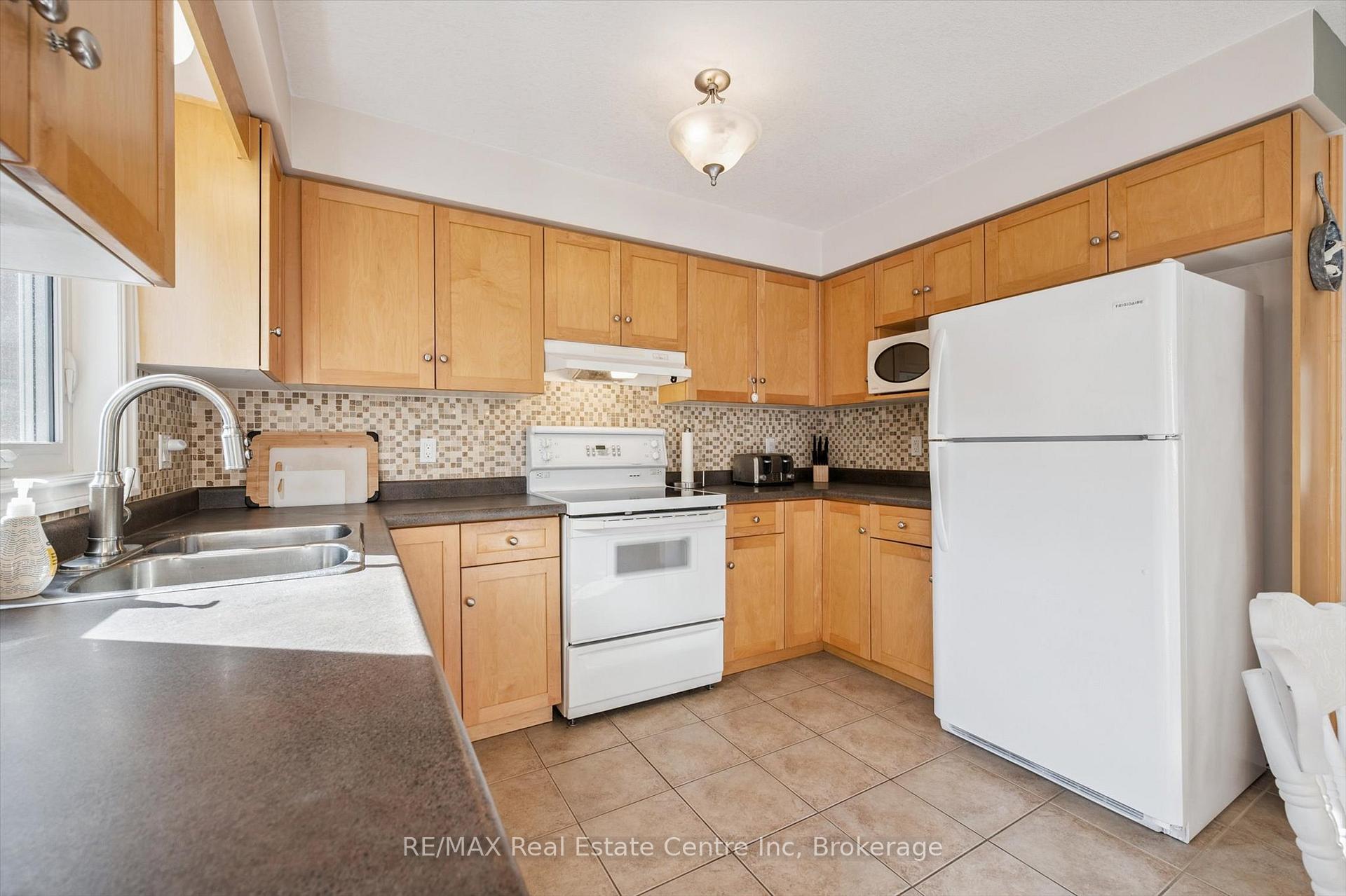 Photo 14 of 80 Clairfields Drive W, Guelph, Clairfields/Hanlon Business Park — HOMEH
