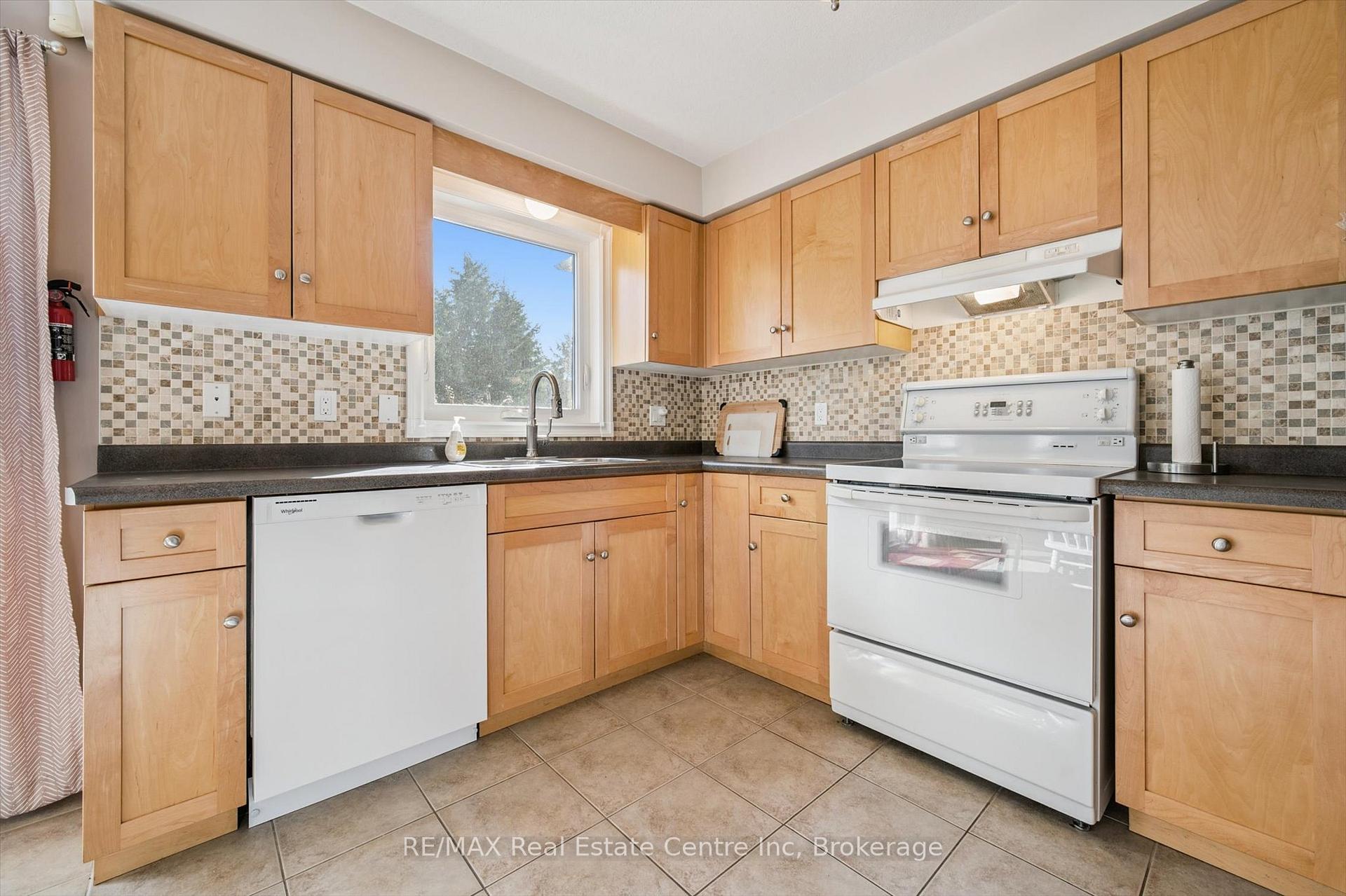 Photo 15 of 80 Clairfields Drive W, Guelph, Clairfields/Hanlon Business Park — HOMEH