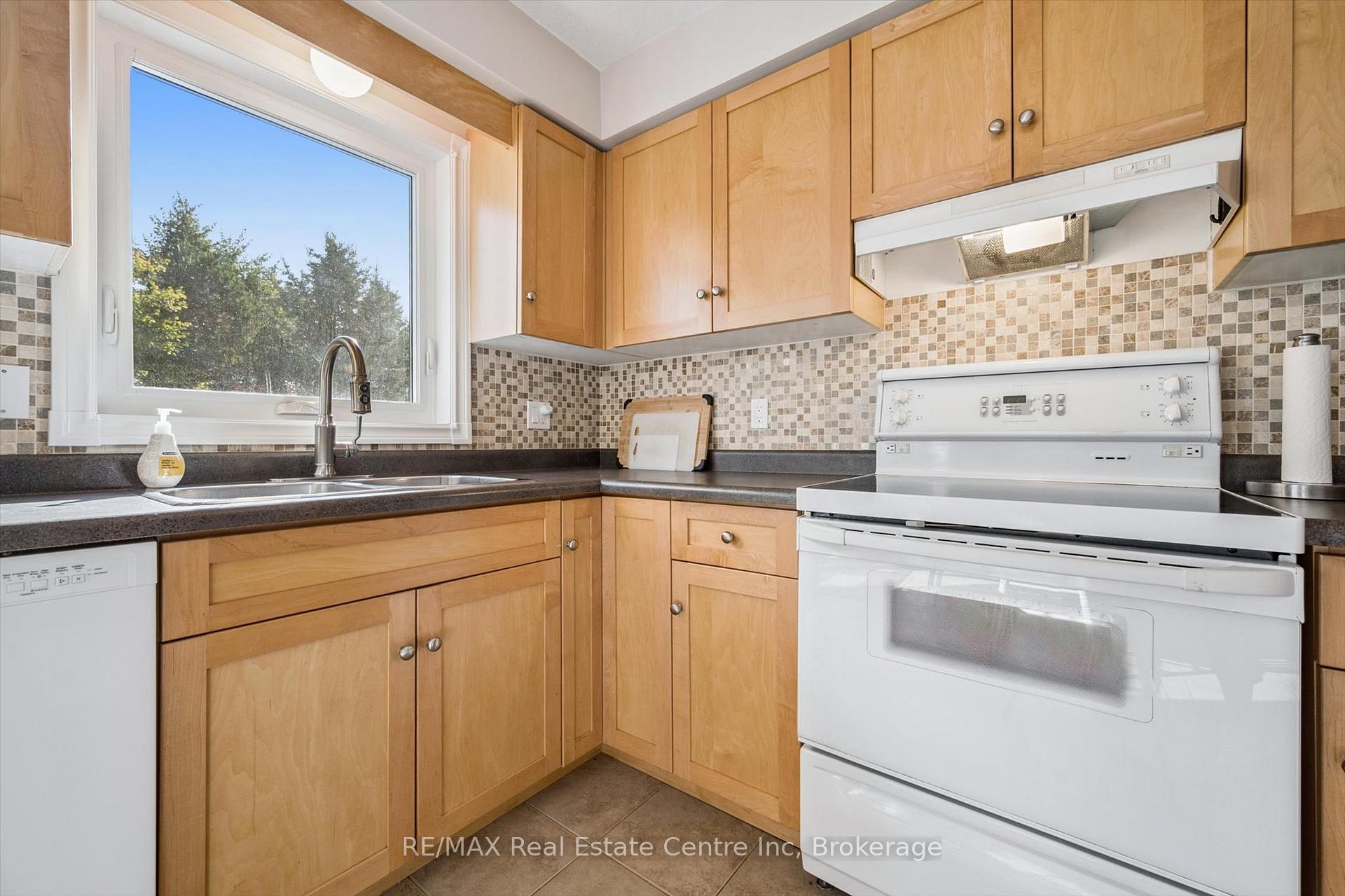 Photo 17 of 80 Clairfields Drive W, Guelph, Clairfields/Hanlon Business Park — HOMEH