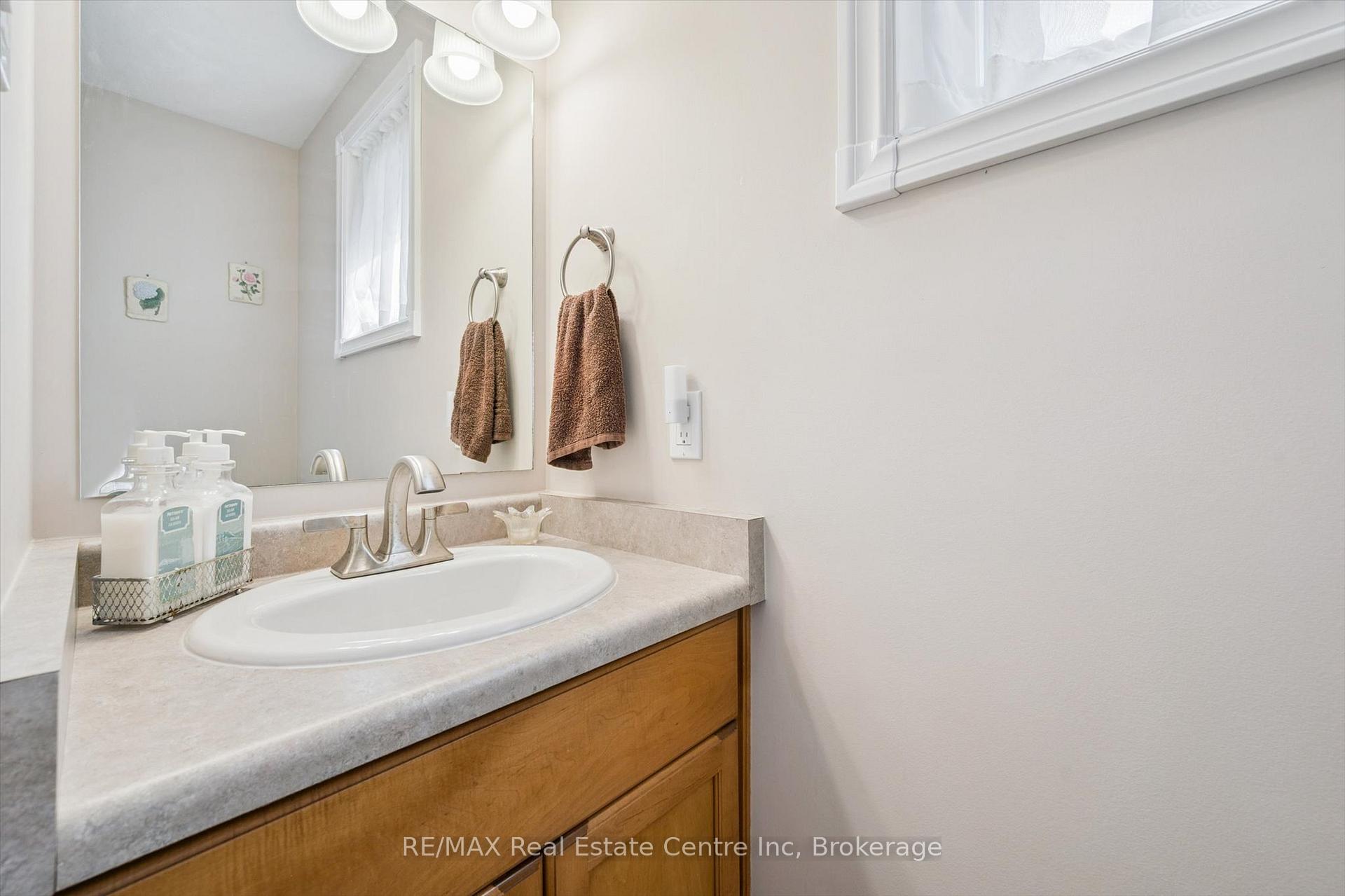Photo 19 of 80 Clairfields Drive W, Guelph, Clairfields/Hanlon Business Park — HOMEH