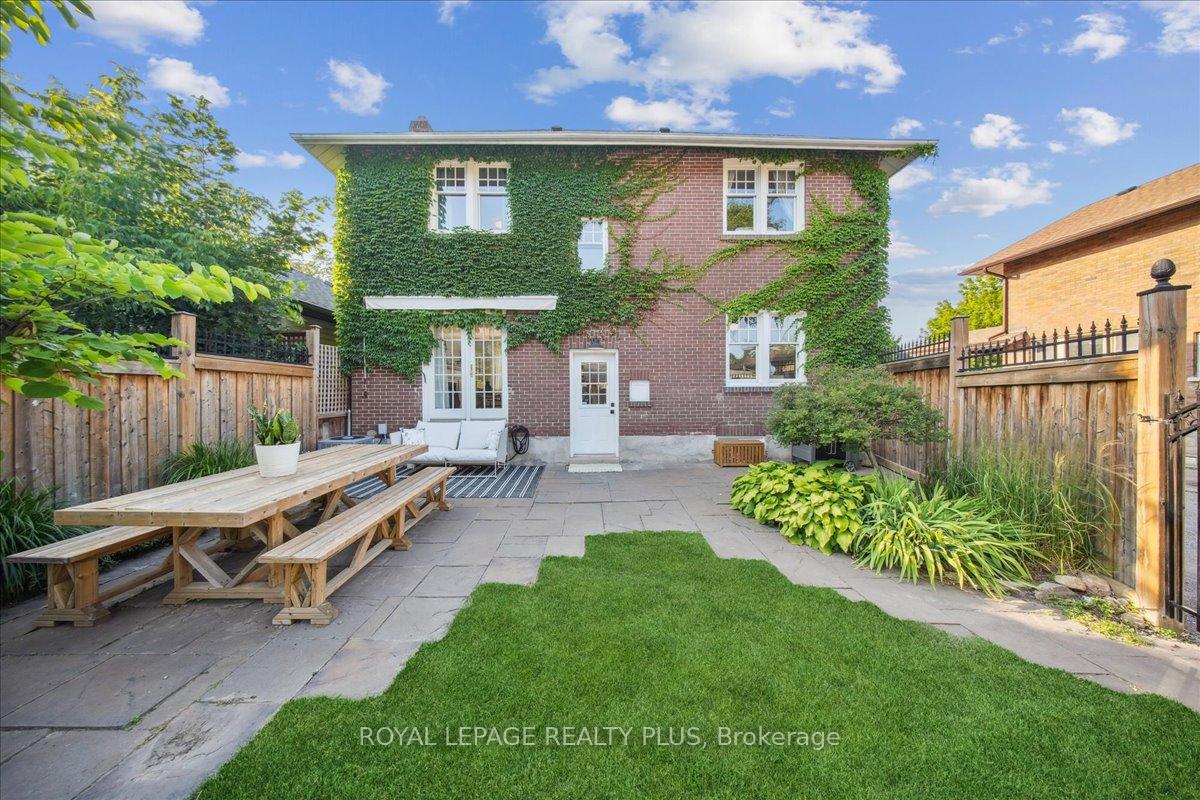 Photo 36 of 11 Connaught Street, Oshawa, O'Neill — HOMEH