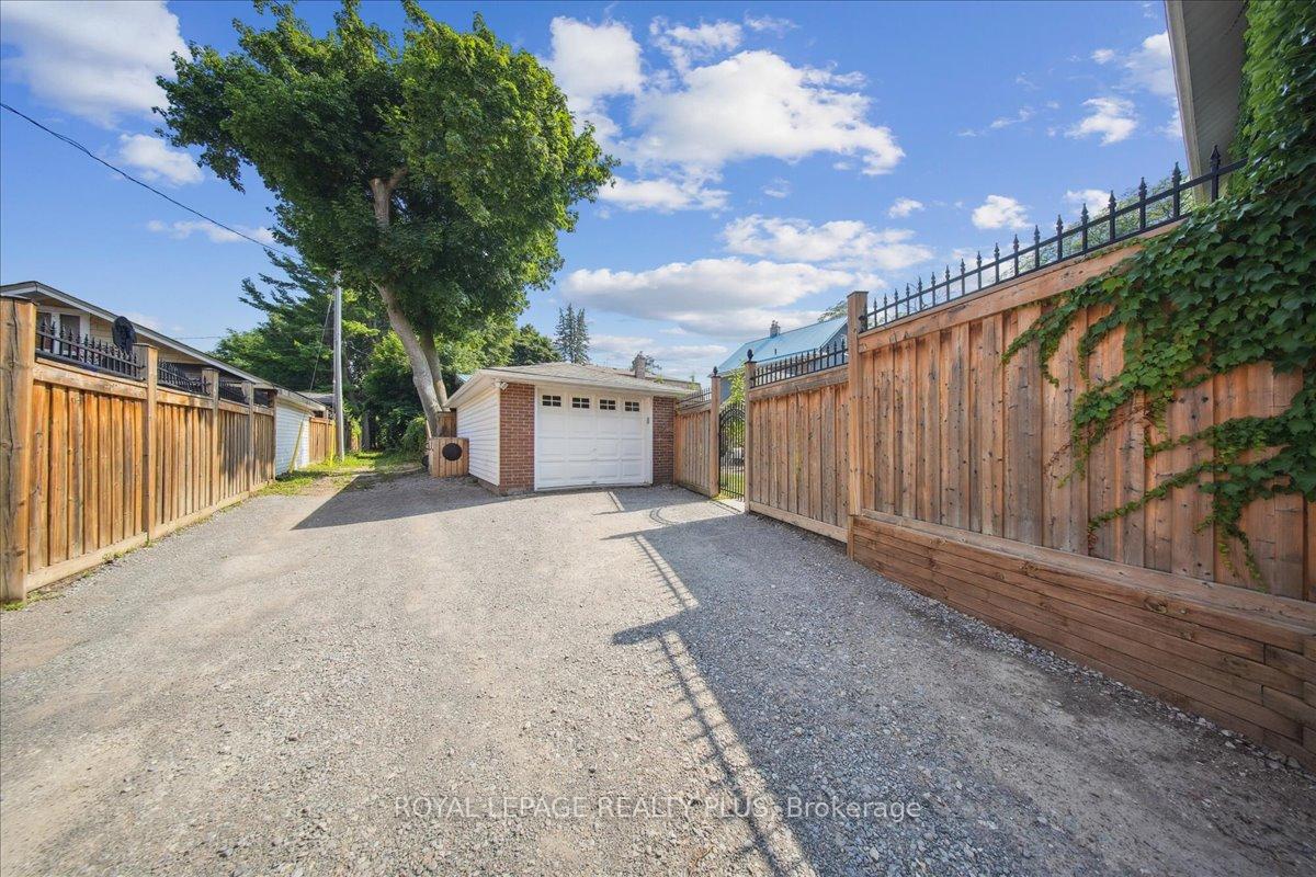 Photo 35 of 11 Connaught Street, Oshawa, O'Neill — HOMEH