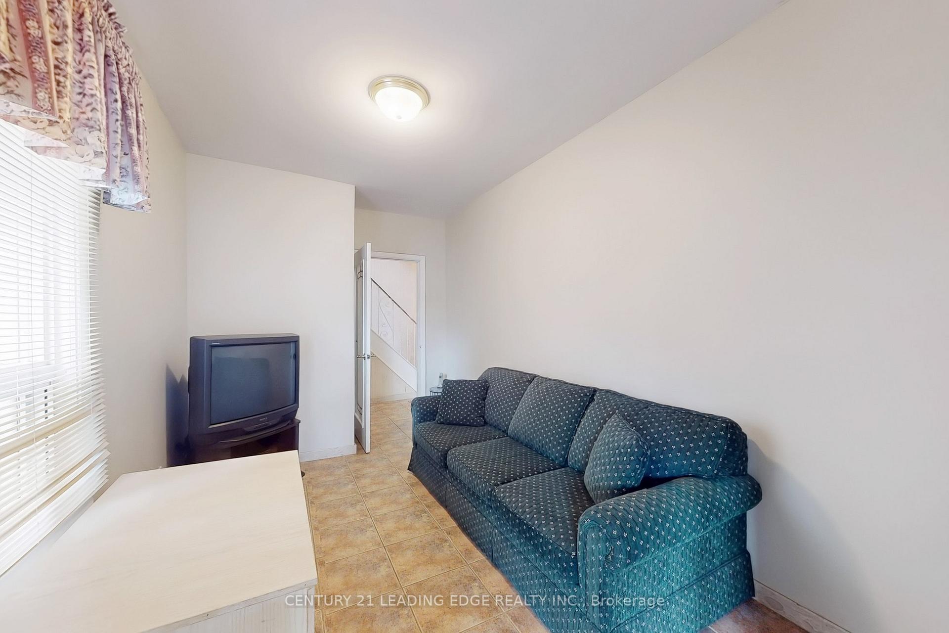 Photo 5 of 34 Chisholm Avenue, Toronto, East End-Danforth — HOMEH