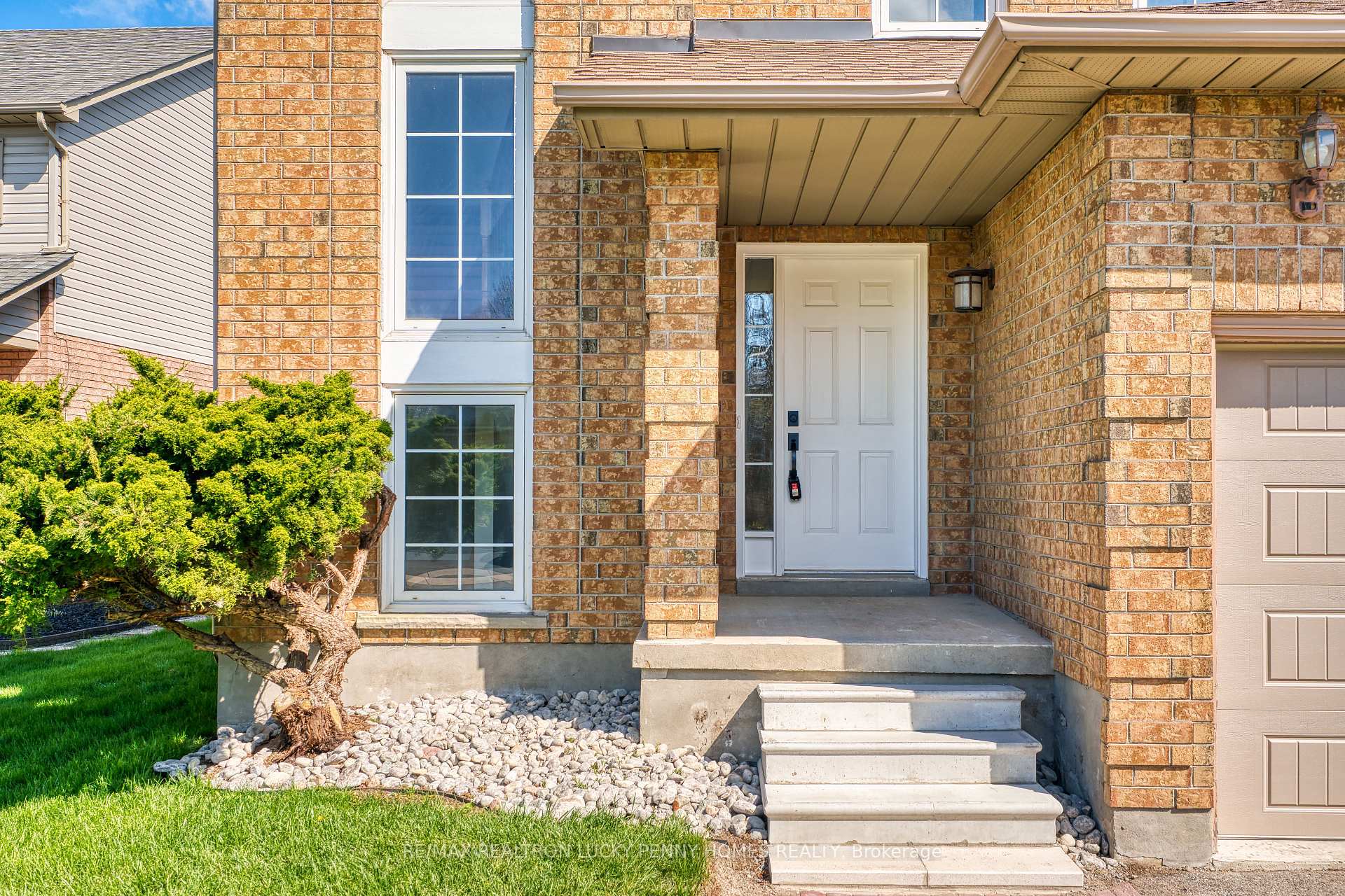 Photo 12 of 16 Wabbokish Court, Clarington, Courtice — HOMEH