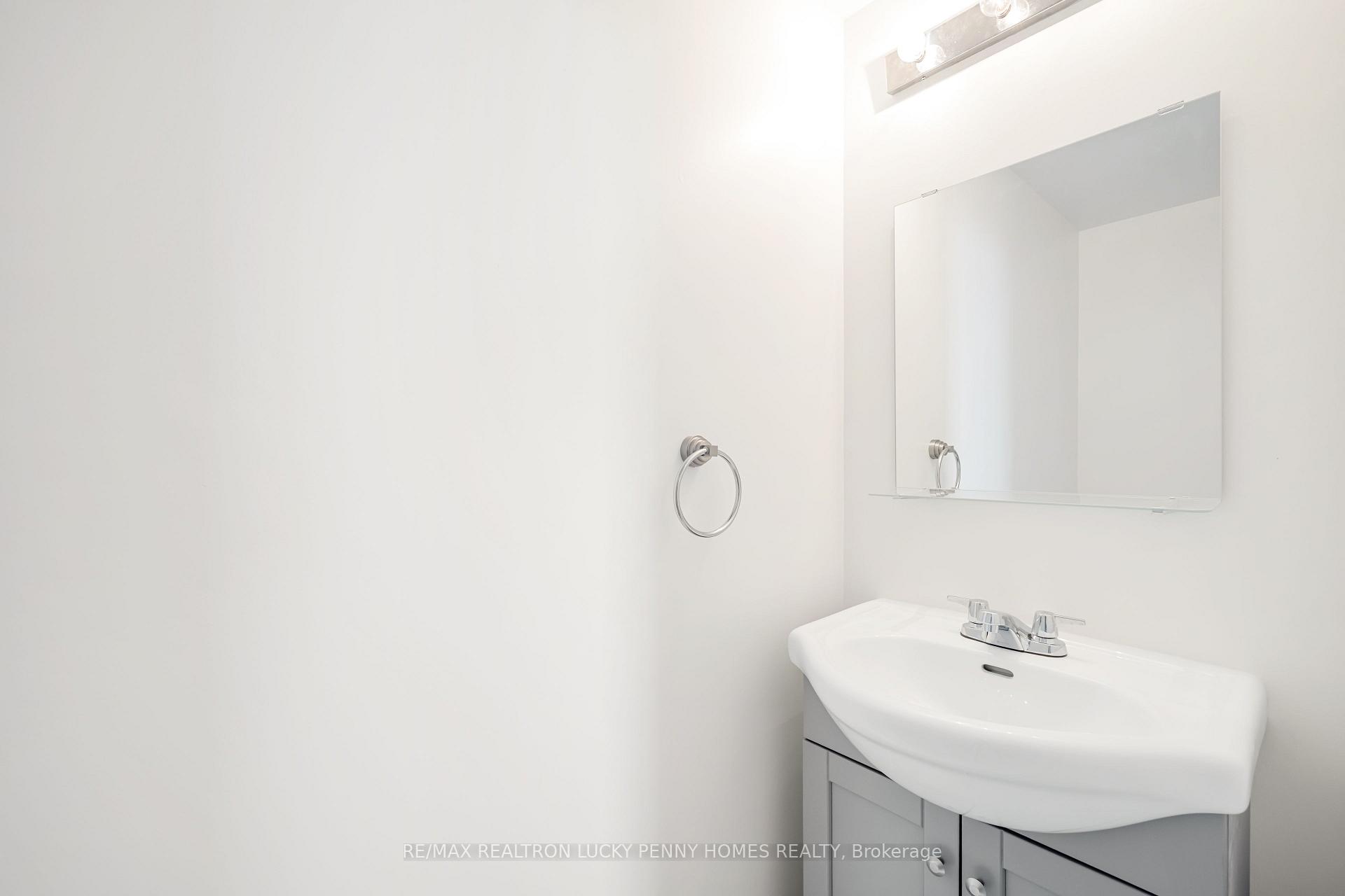 Photo 3 of 16 Wabbokish Court, Clarington, Courtice — HOMEH