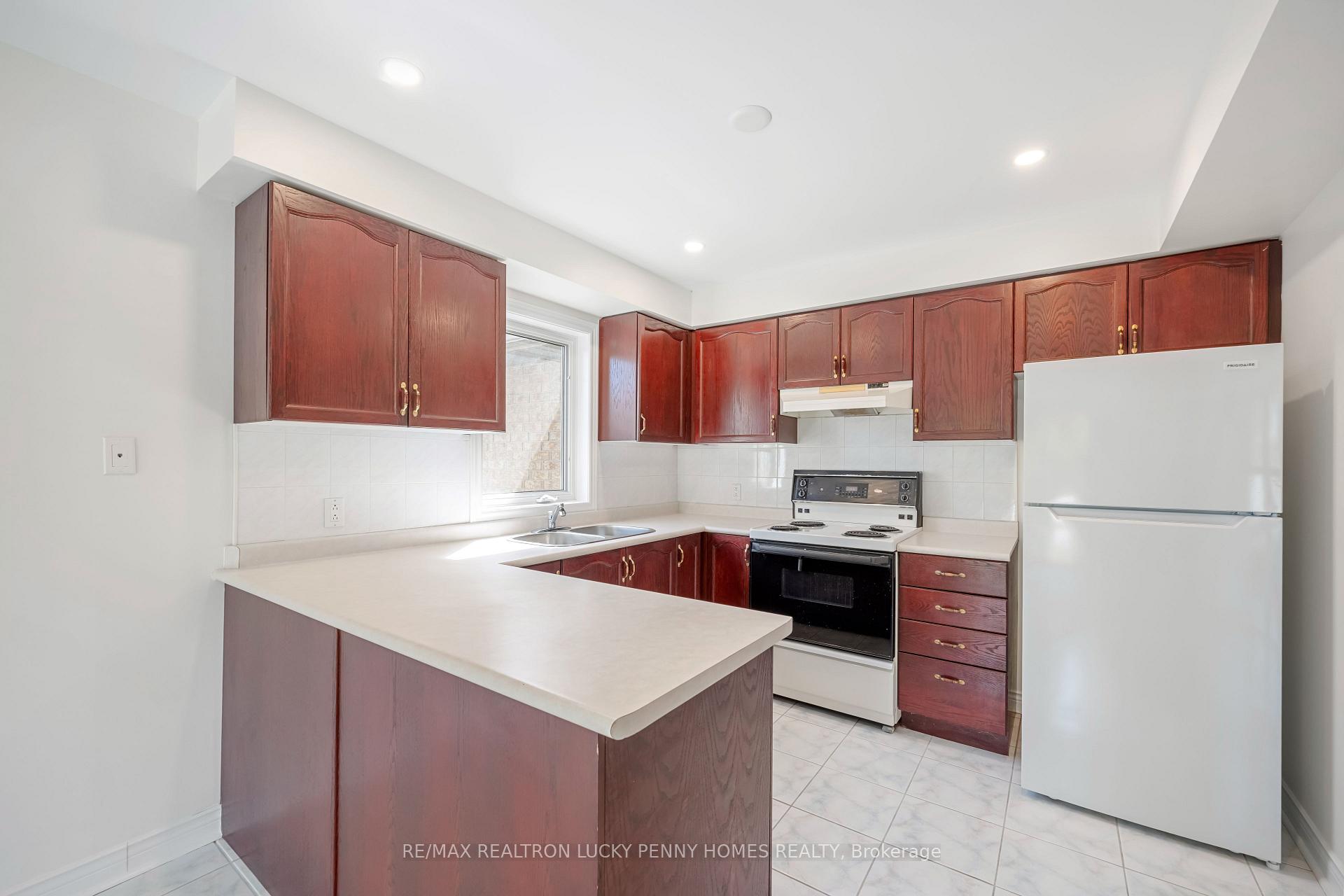 Photo 4 of 16 Wabbokish Court, Clarington, Courtice — HOMEH